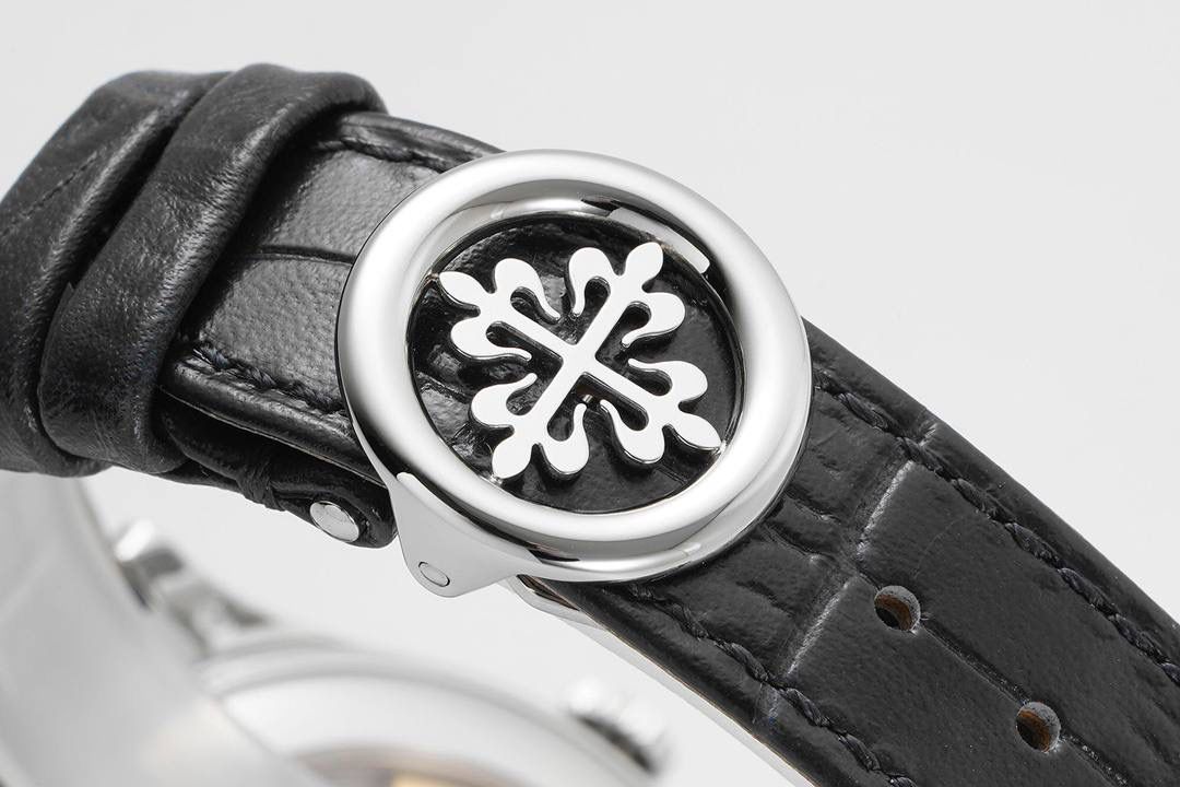 百达翡丽5396 复杂功能计时系列腕表🔥🔥 【表壳】38MM表径，圆形表壳闪亮的金属光泽流动在表盘流畅的线条上，展现出了腕表出色的设计风格与打磨工艺。 【表盘】华美的炭灰色太阳纹表盘，复杂功能井井有条的安排令其看上去十分的对称，丝毫不会有突兀之感，通过优美的太妃指针的点缀，无论是指针还是时标的细节修饰，看上去都非常的完美，6点位日历窗的显示清晰明了，让年历功能的读取变得更加方便。 【机芯】还原出百达翡丽的Cal.324 S QA LU 24H/303型自动上链机芯，提供了时、分、秒、月相显示、日历、星期、月份以及24小时显示的功能，这块机芯使用了34个宝石轴承，振动频率为4Hz，可提供最长45小时的动力储备。 年历腕表还拥有一个不可否认的优点，便是它与正装服饰的搭配，年历表的从容再加上正装的优雅，其所散发的魅力实在是呈倍数增长。