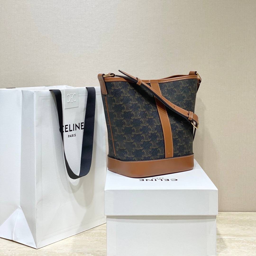 🔥大货实拍图 𝗖𝗘𝗟𝗜𝗡𝗘 ♥ 𝗧𝗥𝗜𝗢𝗠𝗣𝗛𝗘 𝗖𝗔𝗡𝗩𝗔𝗦小号水桶 多少年都不会倦怠的经典与复古设计，可以说是品牌标志性收藏款了，型号：191442 尺寸：30*22*13cm。