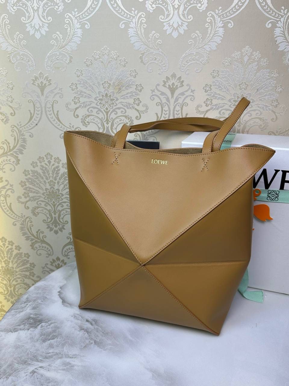 *𝐏𝐮𝐳𝐳𝐥𝐞 𝐅𝐨𝐥𝐝折叠手袋👜*（暖沙黄） ——全新【𝗡𝗘𝗪】升级‼️ 延续经典𝙋𝙪𝙯𝙯𝙡𝙚的标志性几何裁剪设计，新晋顶流🅰️𝙋𝙪𝙯𝙯𝙡𝙚 𝙁𝙤𝙡𝙚 𝙏𝙤𝙩𝙚以折纸包为灵感，升级成🉑完全折叠‼️的结构，立体与平面任意切换，出差旅行🧳必备单品。小牛皮材质轻且柔软，𝐌𝐢𝐧𝐢尺寸搭配一条可拆卸式肩带，手提，肩背，斜挎多样化背法✨ 尺寸：𝟐𝟓.𝟓-𝟏𝟒.𝟓-𝟑𝟏.𝟓𝐜𝐦 款号：052316