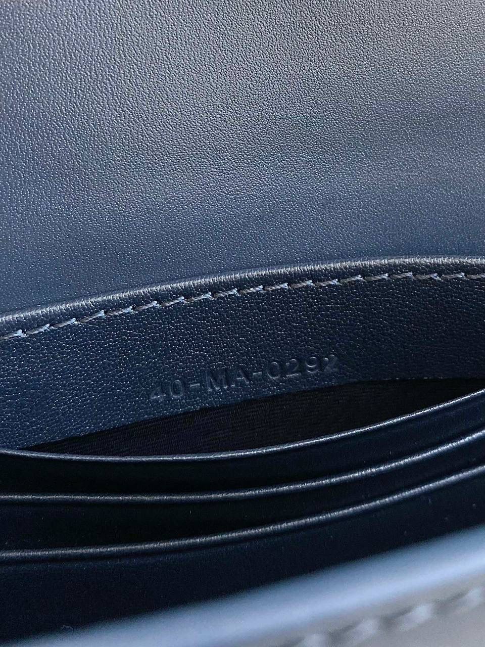 🈶老花蓝 𝗗𝗜𝗢𝗥 𝗦𝗶𝗴𝗻𝗮𝘁𝘂𝗿𝗲 链条手袋 全新系列一出直接萌翻天，很难不火 通常在金属包扣或链条装饰的CD字母 这次当了回主角，直接放大像极了猪鼻子 压印浮雕质感和字母的立体弧度，好高级 成了包身上一眼就能看到的重点元素 女生风格多面，包包更是如此 当一只小可爱不仅可以斜挎单肩 还能拎着当手拿包，搭配丝巾腋下背 基本就已经被拿捏住了！！ 翻盖开合像个小盒子，日常通勤容量OK 21×11×5cm，#8133m