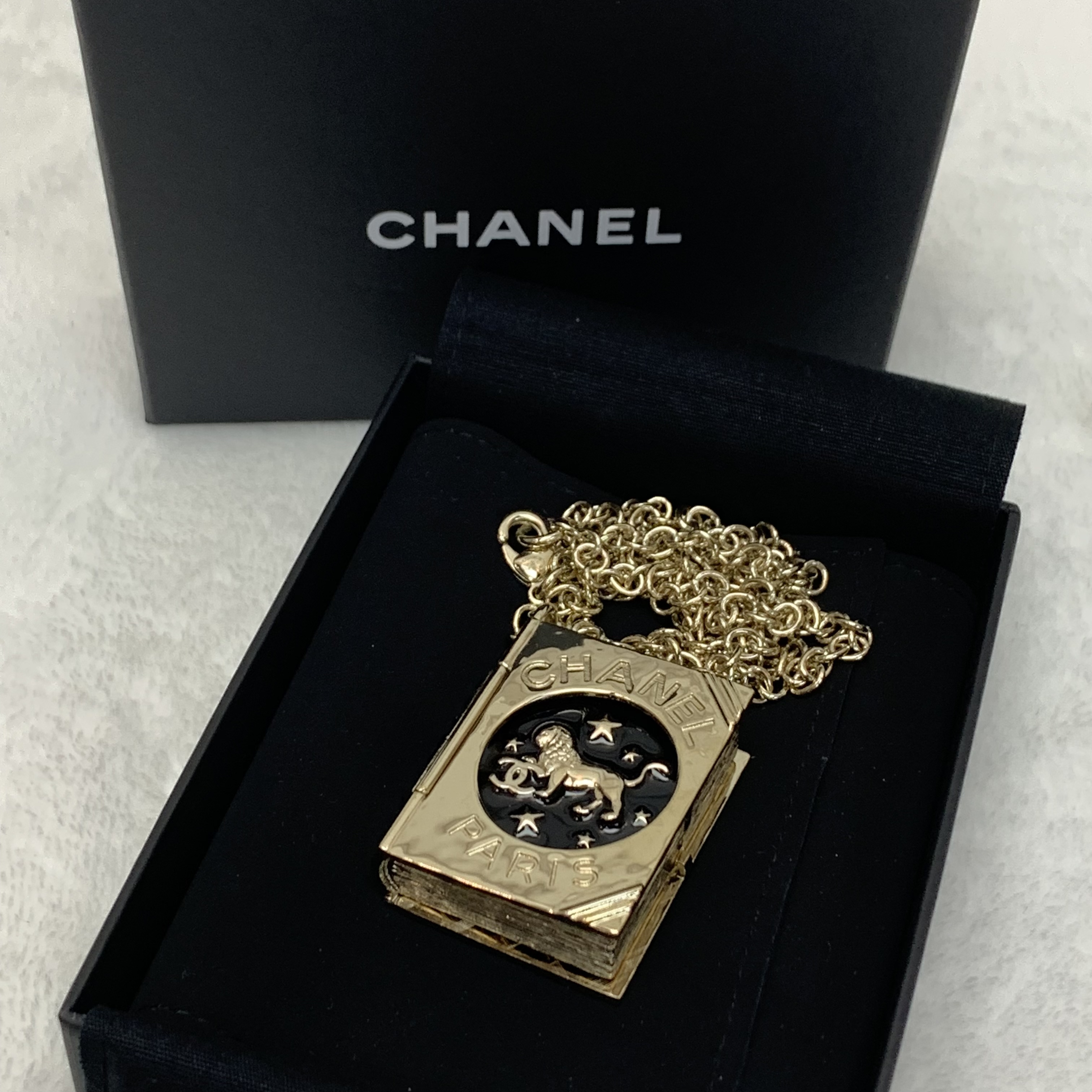 Chanel 黑金獅子書頸鏈