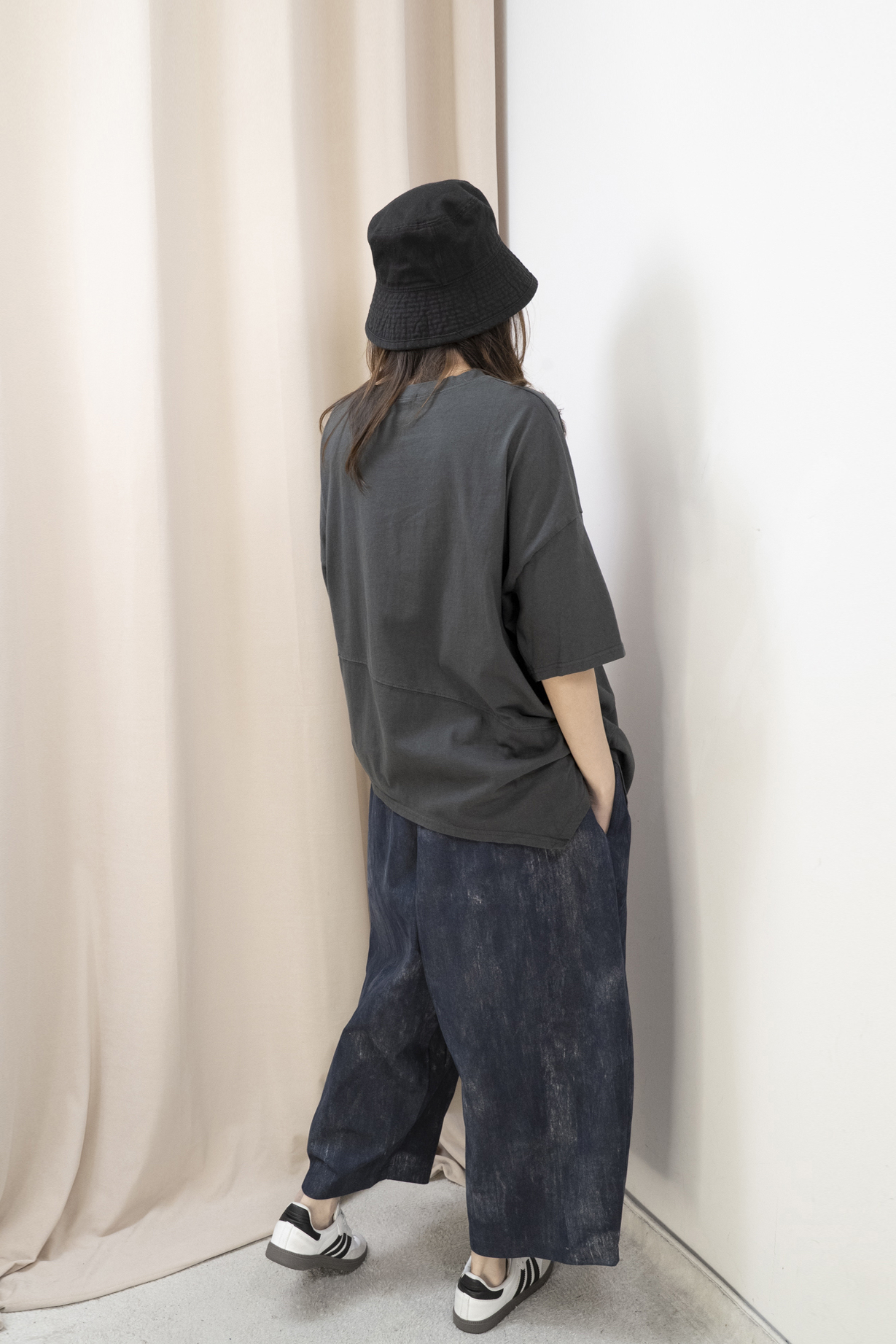 斜腳造型棉質休閒Top（炭灰色）