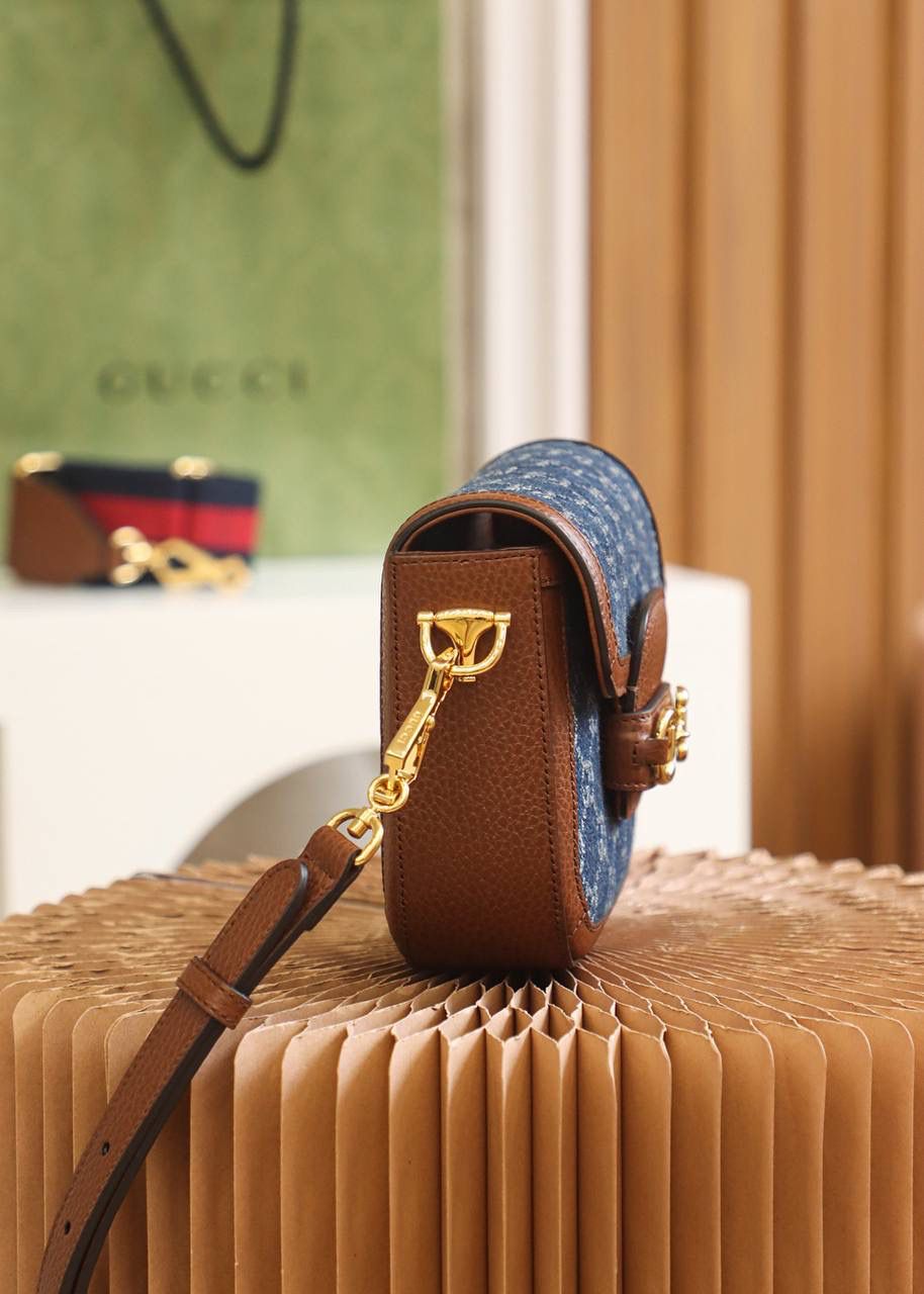 𝐇𝐨𝐫𝐬𝐞𝐛𝐢𝐭 𝟭𝟵𝟱𝟱 𝐌𝐢𝐧𝐢#658574#原厂皮 ► ►尺寸：20.6*14.4*5.1cm 备受宠爱的丹宁面料经小古美学视角演绎后， 融入爆款马鞍包的造型， 搭配标志性的马衔扣1955巧妙呼应， 搭配两条肩带多功能元素使用， 这一届复古牛仔系列碰撞爆款马鞍包，更加复古好看，推荐种草，越看越耐看，马鞍包一直深受到大家的喜爱，又是一个大爆款的节奏！