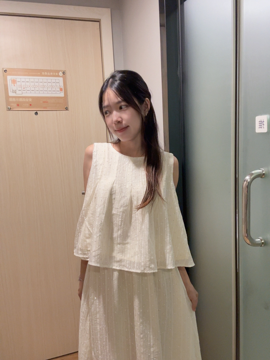 气质温柔风烫钻背心上衣+半身长裙两件套 R2979