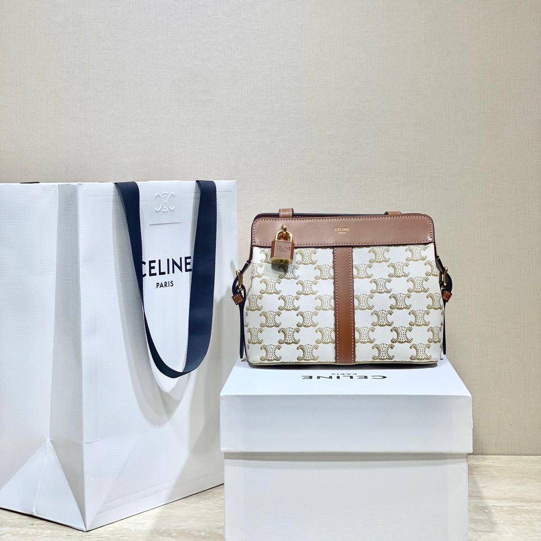 🔥大货实拍图 𝗖𝗘𝗟𝗜𝗡𝗘 ♥ 𝗧𝗘𝗘𝗡 𝗖𝗔𝗕𝗔𝗦 𝗗𝗘 𝗙𝗥𝗔𝗡𝗖𝗘 当季限定款💁‍♀️不会经常撞款的幸运锁包。型号：191992 尺寸：19*16*11cm