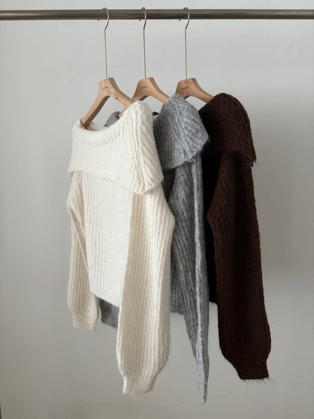 【 Goodbye Winter🤳🏻可鹽可甜！泡泡感混色反領一字膊上衣🩶 】 Jennie Momo Off Shoulder Knit(兩色入)