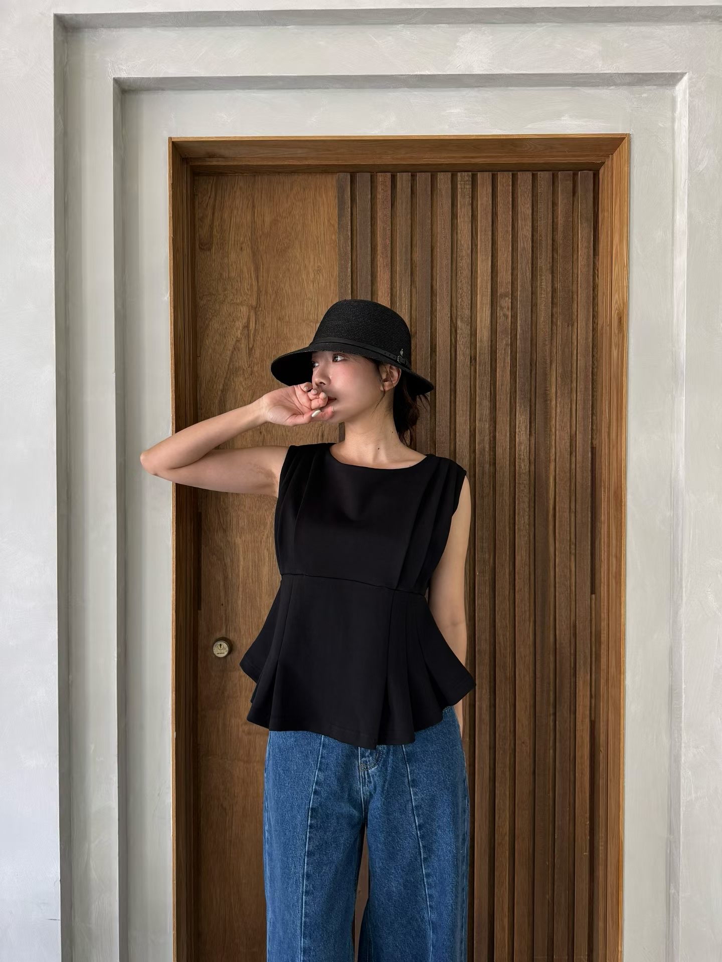 M20 立體修身壓褶背心