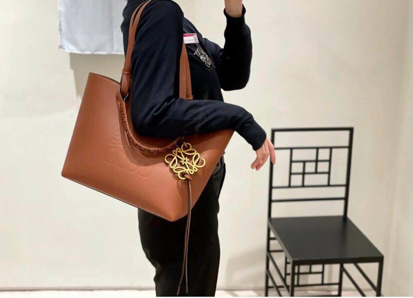 *𝘈𝘯𝘢𝘨𝘳𝘢𝘮 𝘛𝘰𝘵𝘦 印花托特包 #曾黎同款#优雅知性，气质十足 ✅ 尺寸:𝟐𝟗-𝟏𝟒-𝟐𝟓𝐜𝐦 编码:011830 颜色:棕色 将品牌经典图案融入皮革其中，形成了一个标志 里外牛皮革与编制提手让整个包都挺括了起来，质感满满，将实用性最大化，容量感人，十分适合日常，不禁感叹Lo罗家的细节与品质！