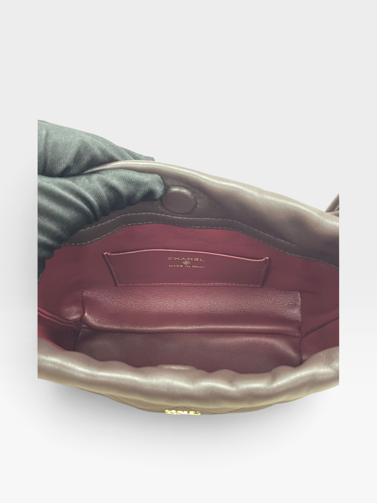 Pre-Owned CHANEL Clutch With Leather Strap / Product Code: 091401