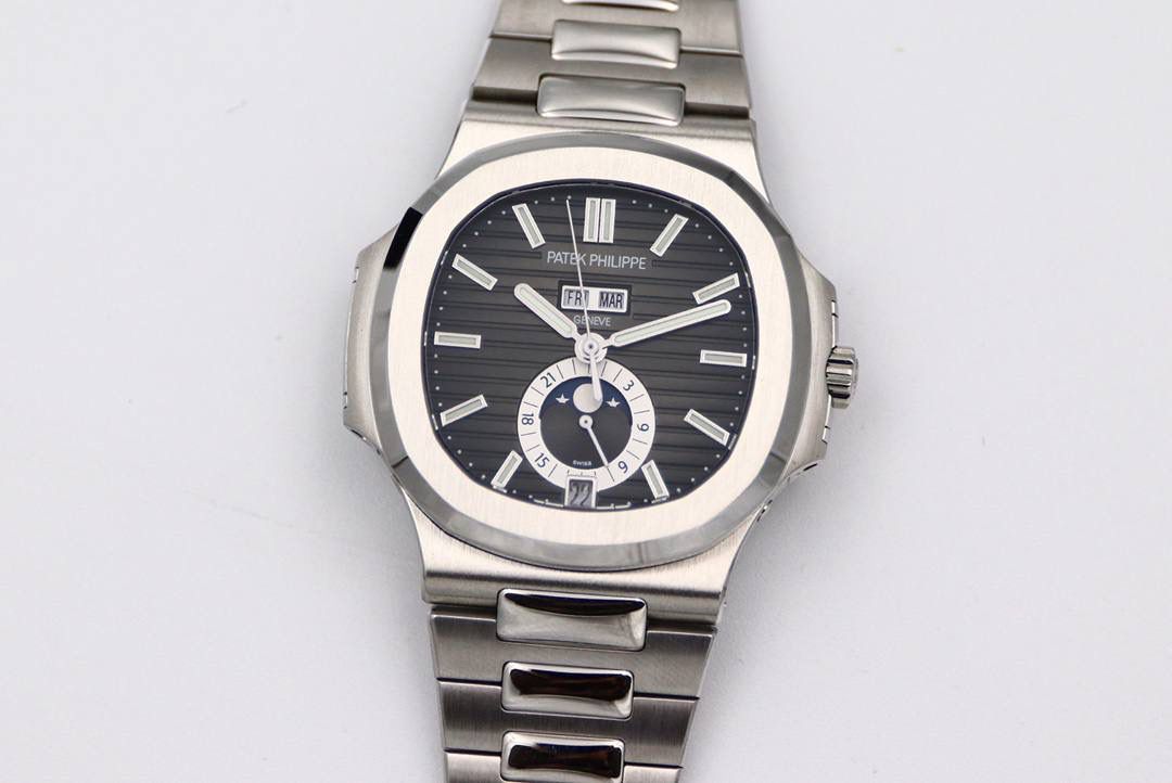 🔥新一代V3百 达 翡 丽🔥Nautilus年历腕表5726系列顶级版本 1⃣️全新一代V3表盘渐变深蓝色更加接近原装，正面可看出中间向四周扩散为蓝色渐变黑色，六点钟位置二十四小时盘同步原装CD纹，（现市面变盘均为蓝色未渐变且没有CD纹的错误版本）最新解毒版本 2⃣️新一代V3表壳，市面因壳身还原本就是一道道考验，各个环节工艺繁杂，现市面版本侧边三字位和九字位的搭配，还有四个功能按钮，基本摸起来都是高低不行且刮手的现象，GR全新一代V3表壳，经过几个月的研究和探讨，真正的意义上的做到了圆润的效果，侧边三字位和九字位搭配不管从什么角度，摸起来均不刮手不高低，同时四个功能按键位置也做出了调整，正品按键是为居中，市面普遍都是偏上且刮手，V3版本真正做到了一比一还原，不刮手且同正品一致居中。完爆市面所有版本 3⃣️V3表链依旧独霸市面，独家巨资开发表链，做到了柔软与贴手并存，每一节钢链中间都为正品一致工艺3D钻石菱形且立体感十足，不管多大多小的手腕均可佩戴，佩戴也极其舒适贴手，侧面与底部的打磨都与壳身一样的细腻。V3全新定义百达翡丽Nautilus终极版本（现市面均为廉价表带，没有正品的钻石菱形，也没有柔软与贴手，佩戴质感偏硬不舒适。还会有Nautilus的味道吗？）