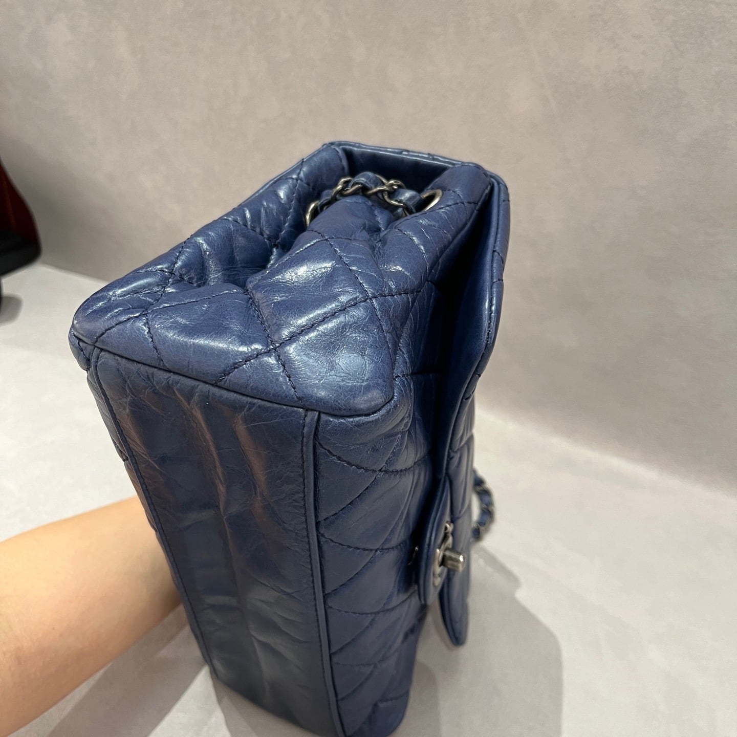 【預訂貨品】Chanel 15C油蠟皮深藍色斜孭袋