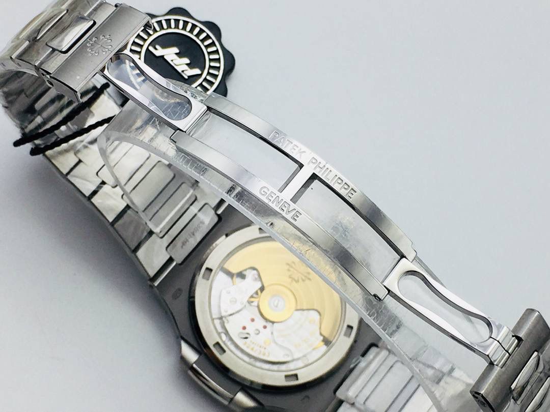 百达 翡丽 璀璨方钻亮相了[色]第一款真正意义上的超级鹦鹉螺，震撼来袭！ 1⃣️全新修正的不锈钢表带，铰链部分根据真正的百达 翡丽鹦鹉螺不锈钢表带拆解开发，和正品一致的贴合效果，逆袭之前所有副本！ 2⃣️铰链开合角度和正品一致，锁毕声音和正品相同！ 3⃣️重点指出此次V4版的面盘在采用与真品一致的覆荧光涂层金质立体时标，特别突出的“蓝魅”面无限接近原版！ 4⃣️机芯方面是全新订制的修正版的一体芯Cal.324机芯，是目前唯一做到机芯的钢印与正品一样的雕刻工艺。