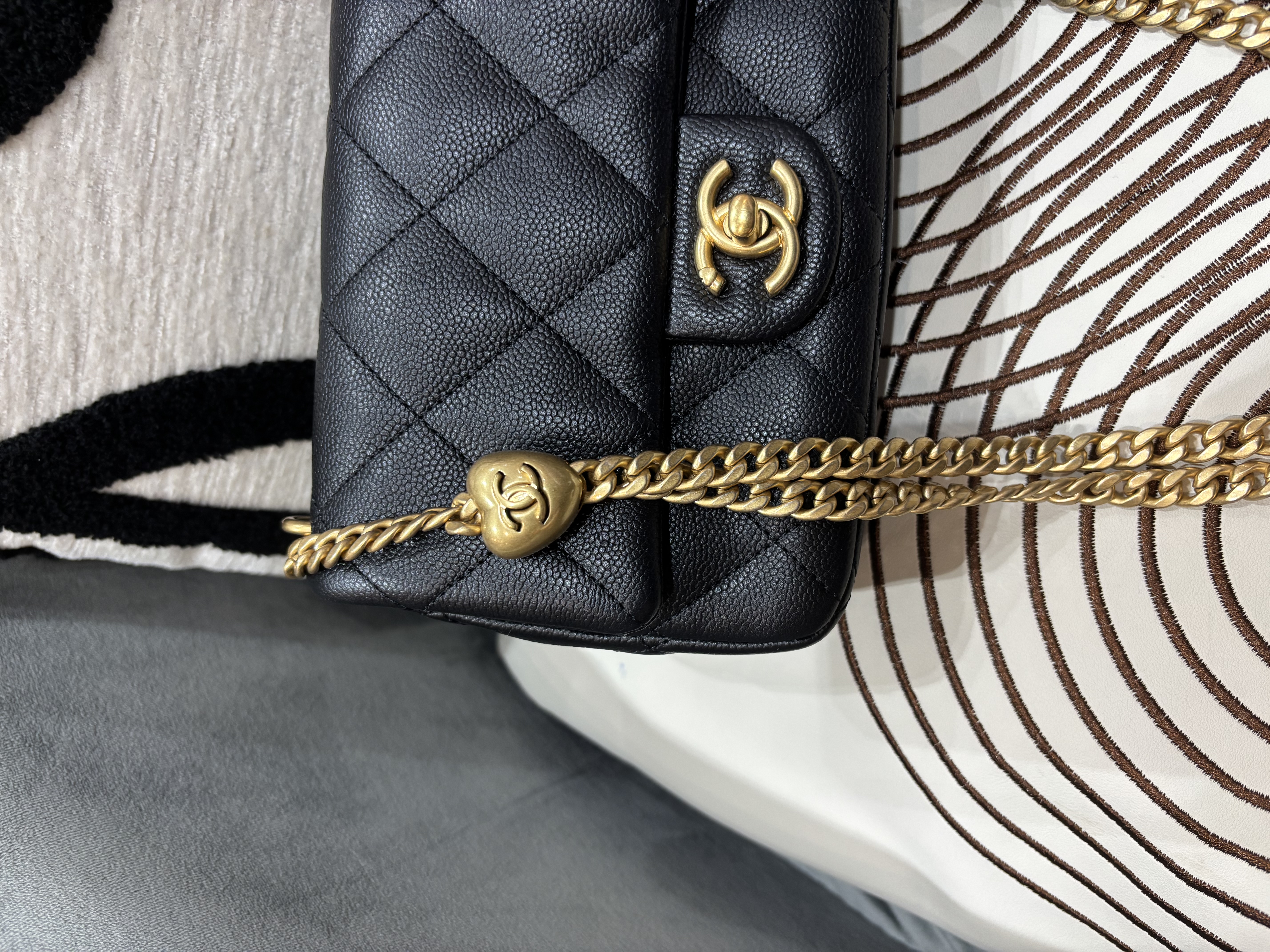 未使用品 Chanel flap bag 黑色魚子醬牛皮心心金球 心形調子求方胖子100%Authentic, Unused未使用品 ✅晶片✅收據✅Dust bag✅Box