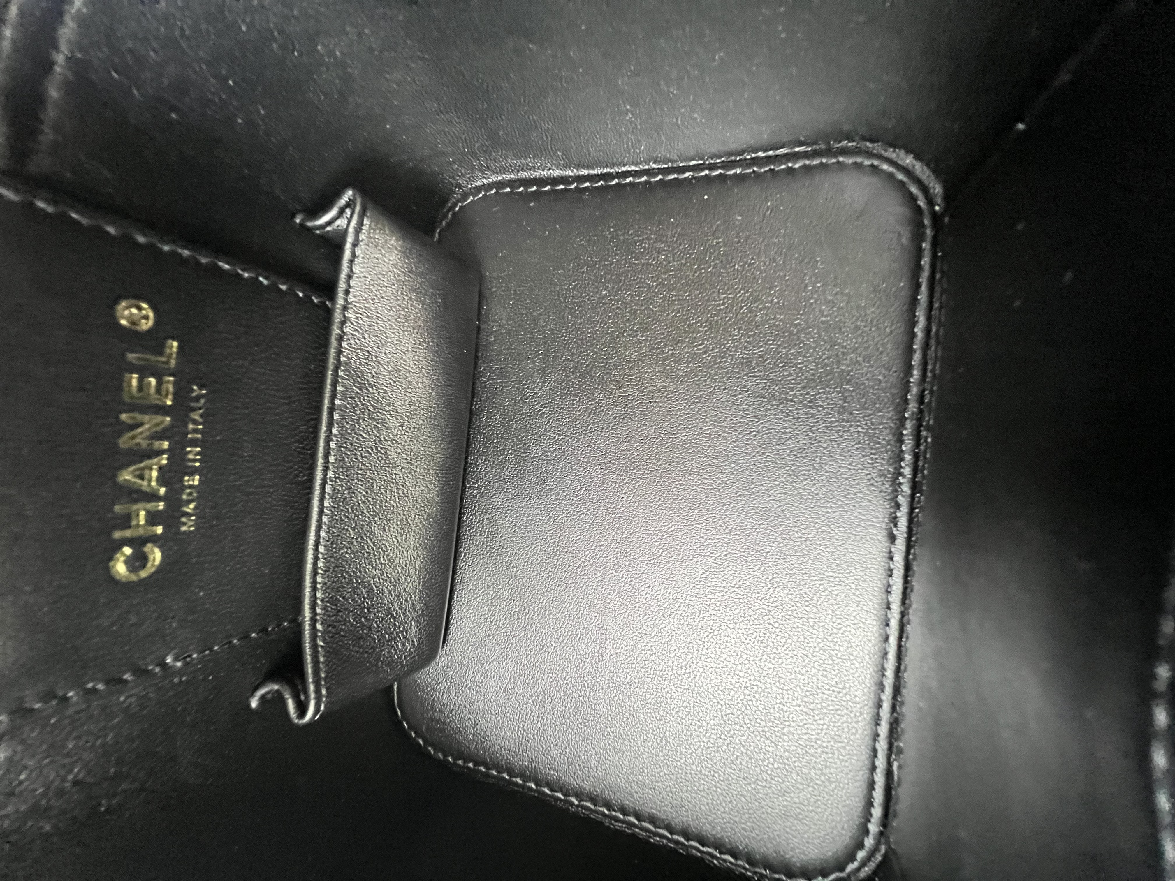 Pre-Owned CHANEL Caviar Quilted Mini Vanity Case with Chain / Product Code: 26051108