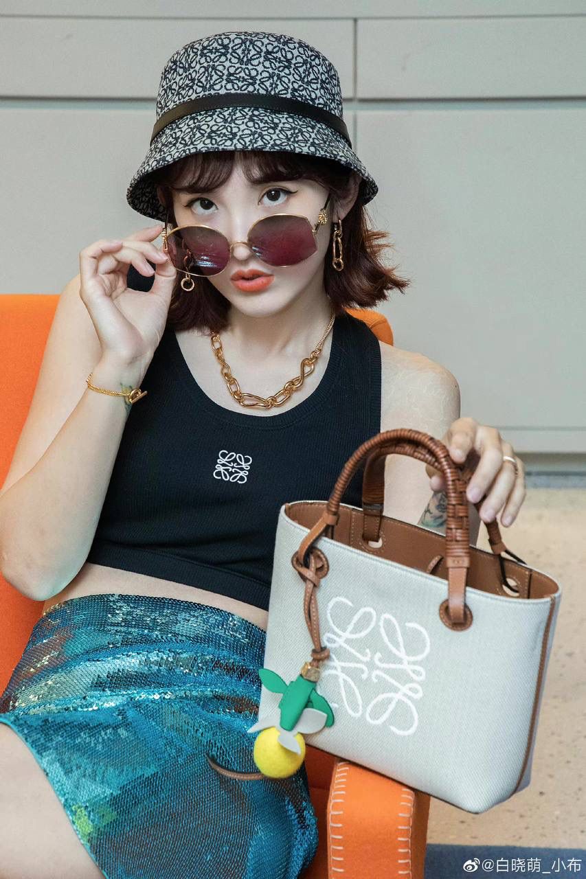 * 𝘈𝘯𝘢𝘨𝘳𝘢𝘮 𝘛𝘰𝘵𝘦 𝘔𝘪𝘯𝘪 挺阔有型的迷你小可爱.😍 尺寸：22-19.5-9cm 编码：652152 颜色：白色布配棕色皮 又出mini size啦，轻巧可爱又舒适，容量还是一样很能装，雨伞水杯轻松容纳！ 新增长肩带，还有更多背法等你解锁哦🔓