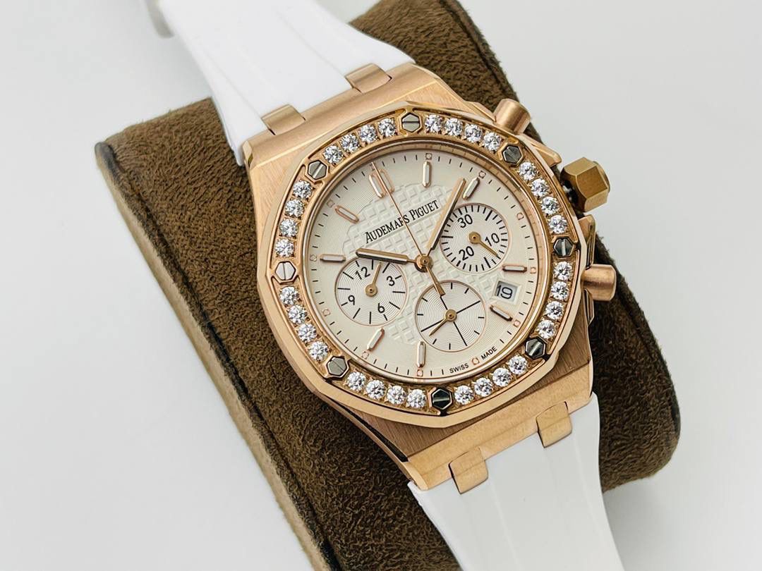 爱彼AP皇家橡树离岸系列37MM石英VK计时腕表！ 1⃣️瑞士进口石英机芯，此款爱彼是女款，不仅拥有男表的硬朗霸气风格，还增加了几分柔美、使得女装腕表更加时尚个性也是当下最热门的爱彼女式腕表之一！ 2⃣️表壳904L精钢！ 3⃣️圈口奢华南非钻，带来非凡触感与视觉享受！ 4⃣️表带采用白色液态硅胶，不一样的佩戴体验！ 非常难得的款式希望你们不要错过哦！欢迎您的品鉴！😎💯🚀