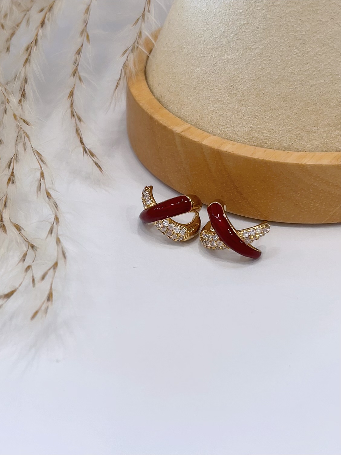 高级感镶钻交叉设计耳环✨