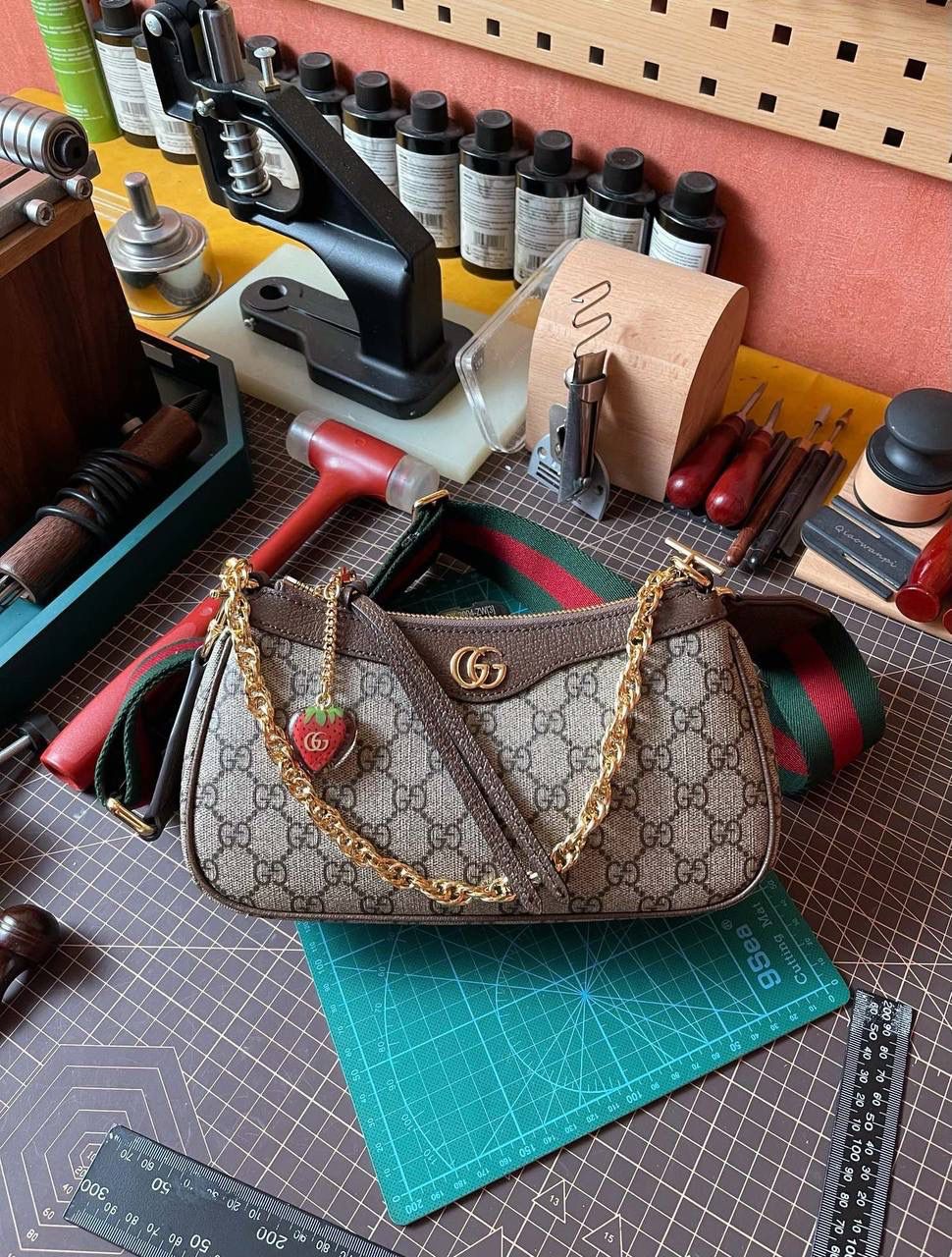 🔘gg ophidia系列小号手袋 草莓圣诞款（天花板级别） 无论你是怎么样的妹纸，想必都有一短小小的时光，总是想被草莓的东西包围着吧！ 今年圣诞款是甜蜜的风格，草莓的色调已经疯狂流行起来了。正厂意大利marbella pellami进口皮，佛罗伦萨顶级的制皮工艺，行业标杆业界翘楚领头四大门派，拿手的猪皮纹有各式各样的软度，所以有些时候真的要好好对皮跟颜色，好皮不是天天有，配上同等做工，打造唯美的气质，优秀得很勒🤩🎀 尺寸：25x15x6cm 🔍款号：735132