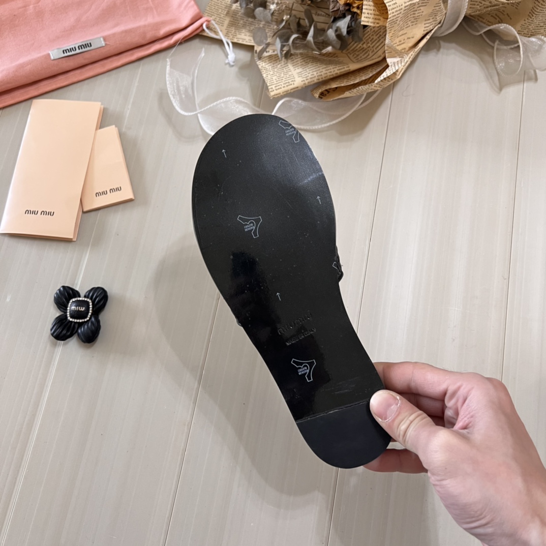 $295對。2包選擇​🎀 Miu Miu 2026 初夏限定：編織平底拖鞋