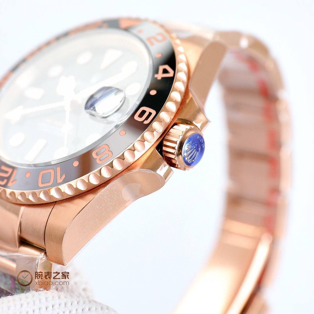 劳力士 ROLEX 超级复刻火爆来袭格林尼治ll 1、机芯3186/3285采用是一体机芯蓝游丝和原版同样通过调试时针快跳调整日历的功能瞬跳，和原版一样的GMT双时区表针在底部时针上面的第二层，由下到上的顺序为：时针-双时区针-分钟-秒钟。 2、指针；升级电镀白金在任何角度都可以看见其光泽感 采用特殊针尖工艺 确保与原装一致夜光粉选用瑞士进口蓝绿夜光填充完美还原夜光效果 3、表盘；原装开模 立体印刷 电镀白金 中心轴下沉 日历下沉 字体大小与颜色同原装完全一致包括条丁四角的打磨 12字位火山口打磨都做到了高度一致 🎮 劳力士 ROLEX 超级复刻火爆来袭格林尼治ll实物拍摄🎬 4、圈口；此款表的灵魂所在 也是本厂花费大量时间与精力的地方 每一次的烧制都是一次进步 本厂圈口一体成型高精密陶瓷圈色差也是必须降到最低 深蓝黑圈/红蓝圈/黑圈/真陶瓷均为白金填充，其颜色目前是最接近原装的 5、日历；新版劳力士日历采用新款勾4，本厂加以借鉴避开市场众多错误版本，日历的字体印刷相当清晰立体，放大十倍依旧清晰立体 无锯齿 6、表壳表带；选用904号钢材铸胚，在反复手工打磨成型，904钢密度小 耐腐蚀性强 防刮耐磨等优点。整体观感显现出低调上又奢侈感！🎮