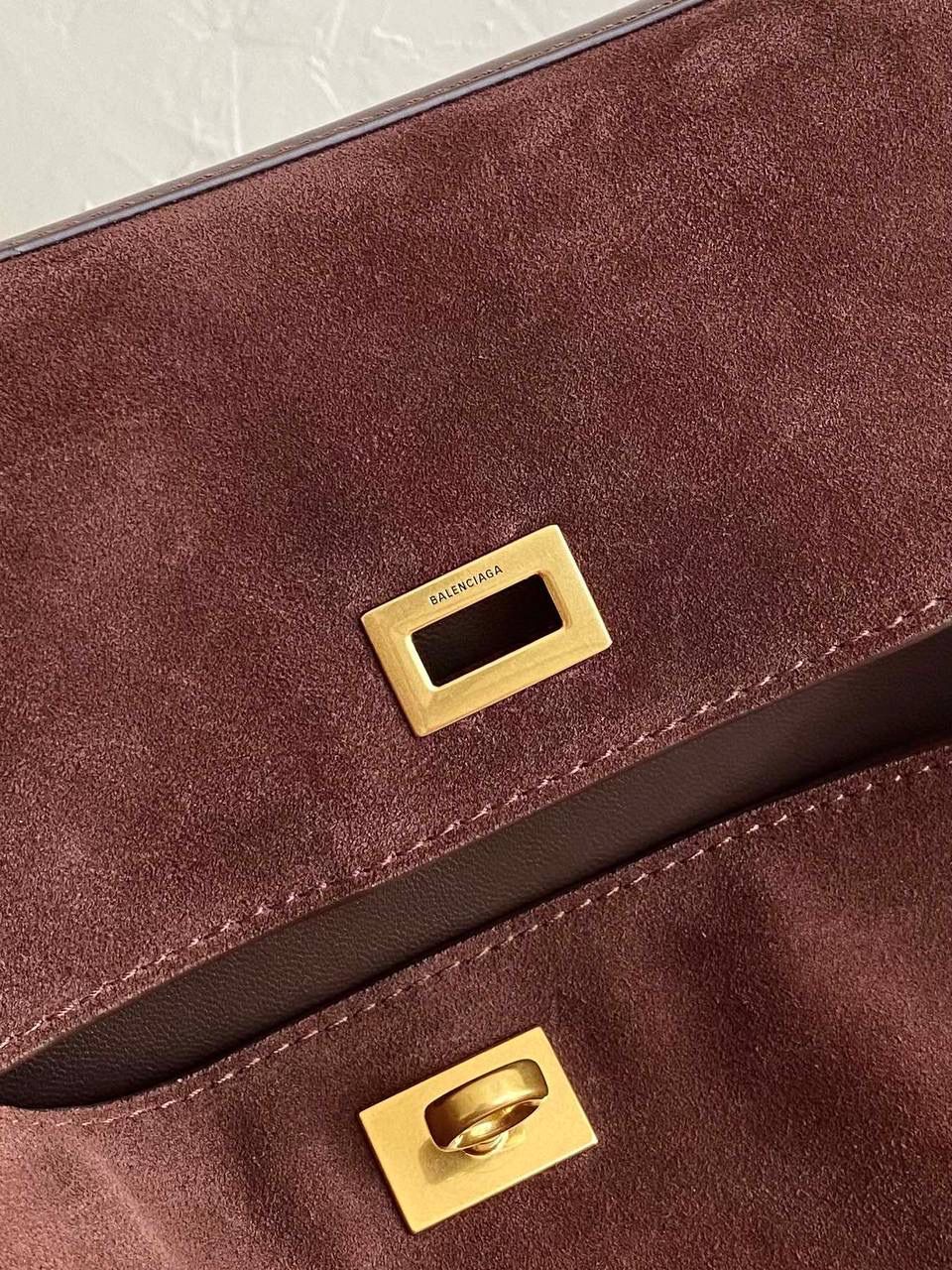 爆款🔥 ba1enciaga rodeo麂皮棕 中号🕰️ 闻着秋冬的味道，麂皮是时候登场了🍂 今年的最火元素一定是麂皮 而且是要棕色系 各种深棕浅棕，救命，都想拥有！ 感觉换上麂皮后整个包更加慵懒了有没有 非常有冬日氛围感，反正我先爱了☺️ 还是那句话，我们家的麂皮 你们就放一百个心好了 柔韧的手感➕反绒双色效果 质感不好你来找我！ 说实话，这个包真不好做 为了这个版型我们特地去找了我们合作手工最好的师傅来做这只包，手工费也是真的贵... 得版型则得天下 和市场普通的仿货绝对不一样 你们到时对比就知道 爆款不用快，精雕细琢，买到对的更重要🔥‼️ 小号：28.9×20×9.9cm789779m 中号：35×23.3×10.9cm789772m