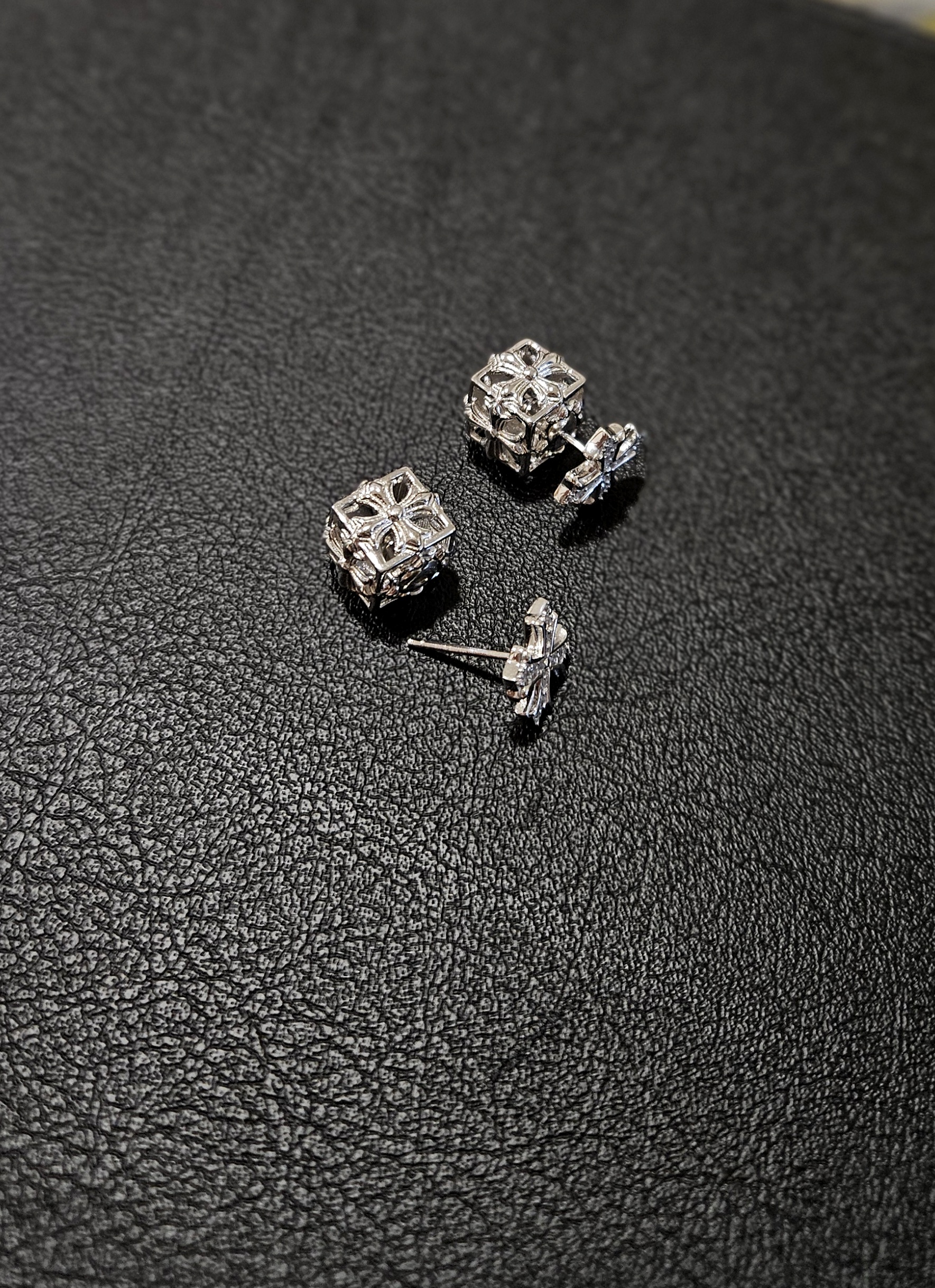 S925 - EE0336 Platinum-Coated Ornate Cube Stud Earrings