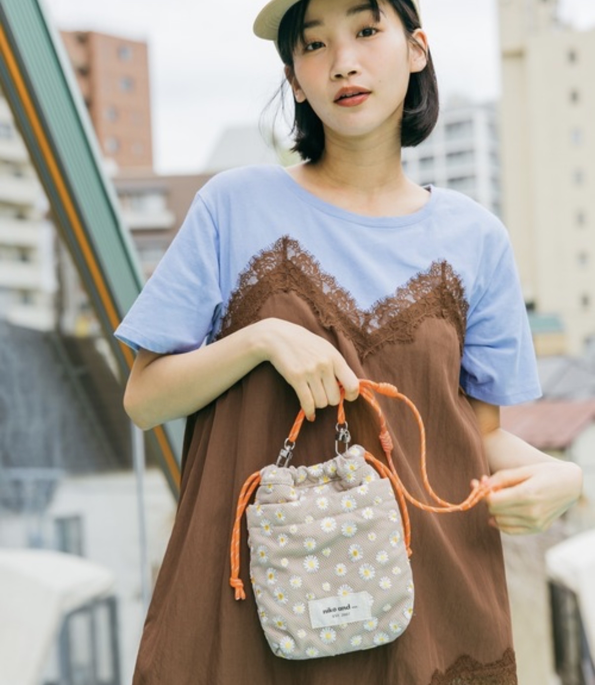 niko and ... 小雛菊刺繡網眼抽繩斜背包