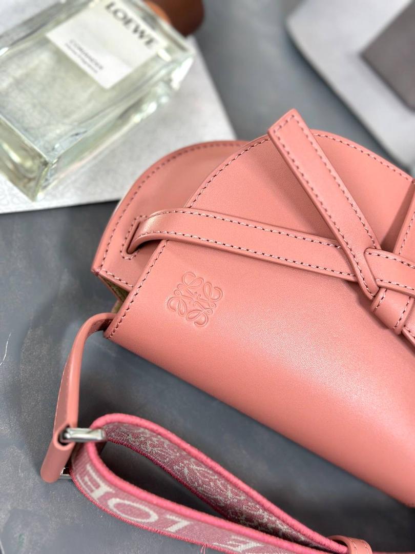 *𝘔𝘪𝘯𝘪 𝘎𝘢𝘵𝘦 𝘋𝘶𝘢𝘭 马鞍手袋 ✨上新 new in✨ 尺寸:15*12.5*9cm（中部最宽处21cm） 编码:522127 颜色: 织带/桃粉色 将原本的细肩带更换成存在感更强的帆布宽肩带，点缀logo印花，休闲率性感满满！ 包身采用非常柔韧光滑小牛皮，内里麂皮，内置两个卡槽，Puls🉑️无忧。 经典造型手袋，换上了新肩带，估计又有不少包控要失去抵抗力啦👏🏻