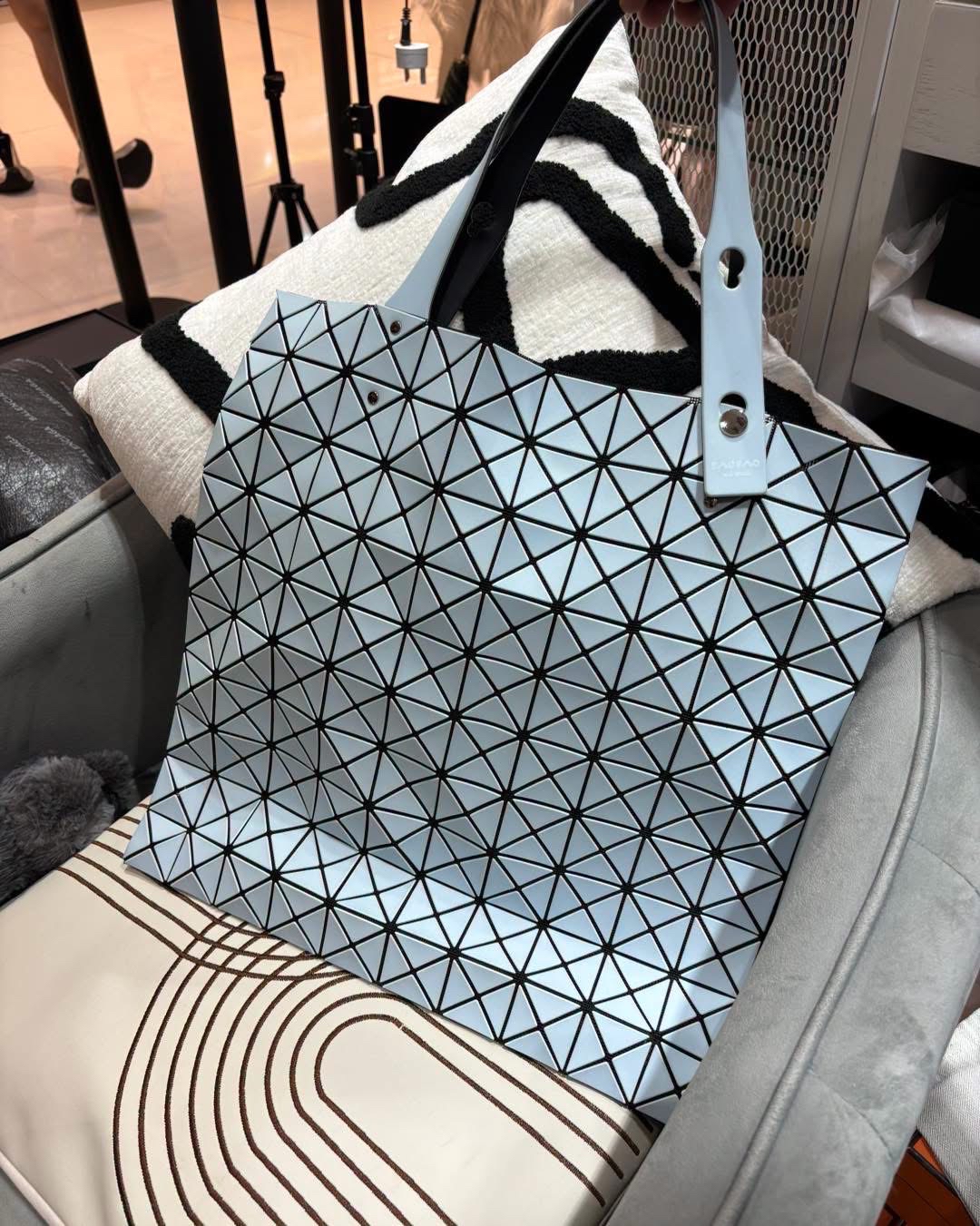 Issey Miyake bao bao tote bag  100%Authentic ,95%new  ✅dust bag 