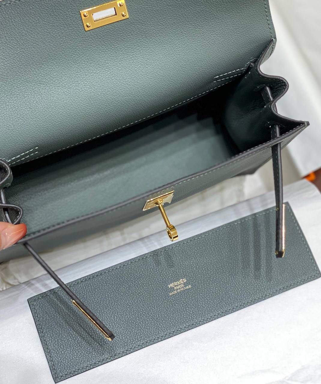 『杏仁绿·金』 ‘’Kᴇʟʟʏ ᴅᴀɴsᴇ • Evercolor 🎀 时尚圈就是一个圆！ 最厉害的就是六种背法： 斜背、侧背、肩背、腰包、背包、手包 集美们一定要安排起来‼️ 22Cm