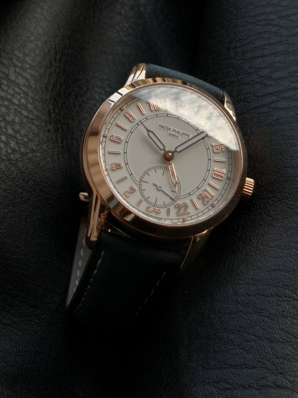 百达翡丽复杂功能系列5224R-001重磅登场，复杂时计腕表，以超复杂的工艺技术打造休闲运动腕表。 机芯采用复刻版31-260 PS FUS 24H自动上链机芯，在实现外观的逼真前提下，功能一并完美诠释。 改装大师独立制表人，倾情参与定制改装表盘颜色，给予独一无二的腕表增添有趣的灵魂！ 匠心力作 欢迎各位表友品鉴！