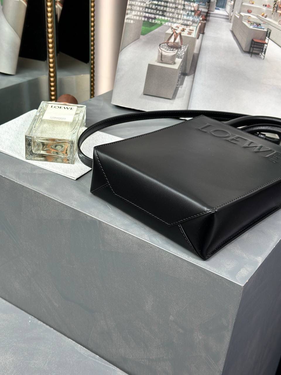 Standard A5 Tote手袋/黑色😍 小号尺寸:21-17-6cm 编码:652307 采用底部信封结构，可通过顶部提手或可拆卸肩带携带，油亮牛皮革制成，正面饰有徽章压纹，内衬人字纹棉纺布衬里。