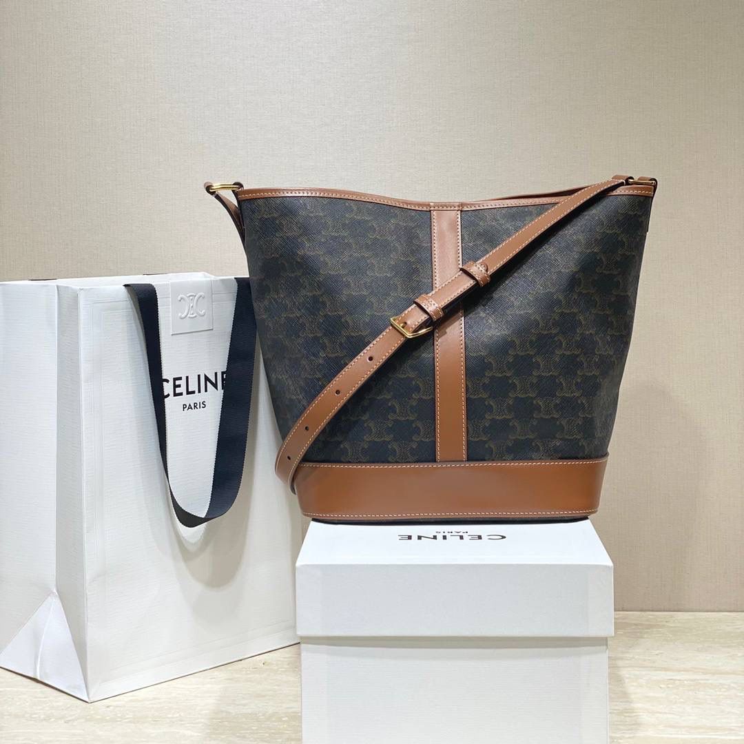 🔥大货实拍图 𝗖𝗘𝗟𝗜𝗡𝗘 ♥ 𝗧𝗥𝗜𝗢𝗠𝗣𝗛𝗘 𝗖𝗔𝗡𝗩𝗔𝗦中号水桶 多少年都不会倦怠的经典与复古设计，可以说是品牌标志性收藏款了。型号：191132 尺寸：33*27*17cm