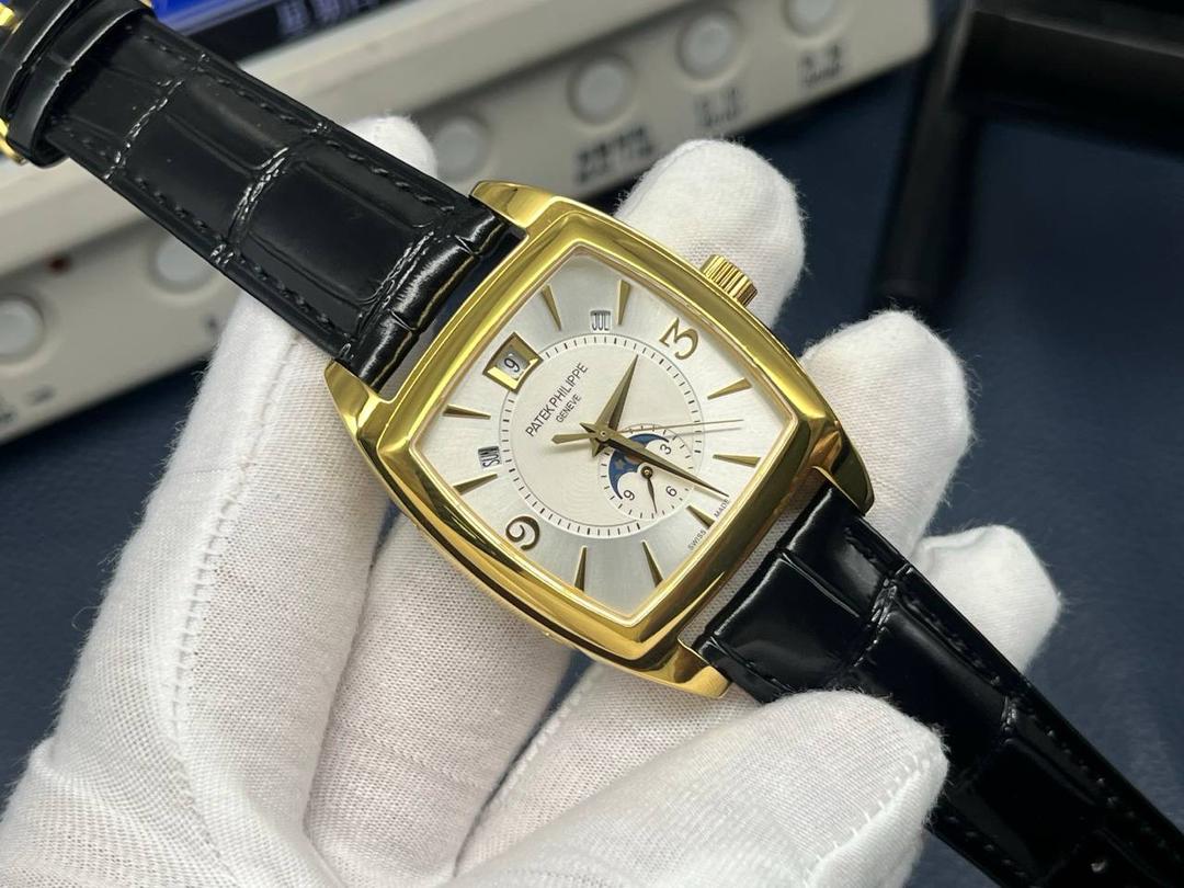 TW百达翡丽复杂多功能系列5135G--010重磅登场，迄今推出的首款Nautilus复杂腕表，以超复杂的工艺技术打造休闲运动腕表。 1⃣️小身板大能量：尽揽以下功能∶12点位日历功能 10点位星期功能 2点位星期功能 6点位24小时。所有功能都可正常使用。 2⃣️机芯采用版Cal.240自动上链机芯，在实现外观的逼真前提下，功能一并完美诠释。 3⃣️改装大师独立制表人，倾情参与定制改装表盘颜色，给予独一无二的腕表增添有趣的灵魂！