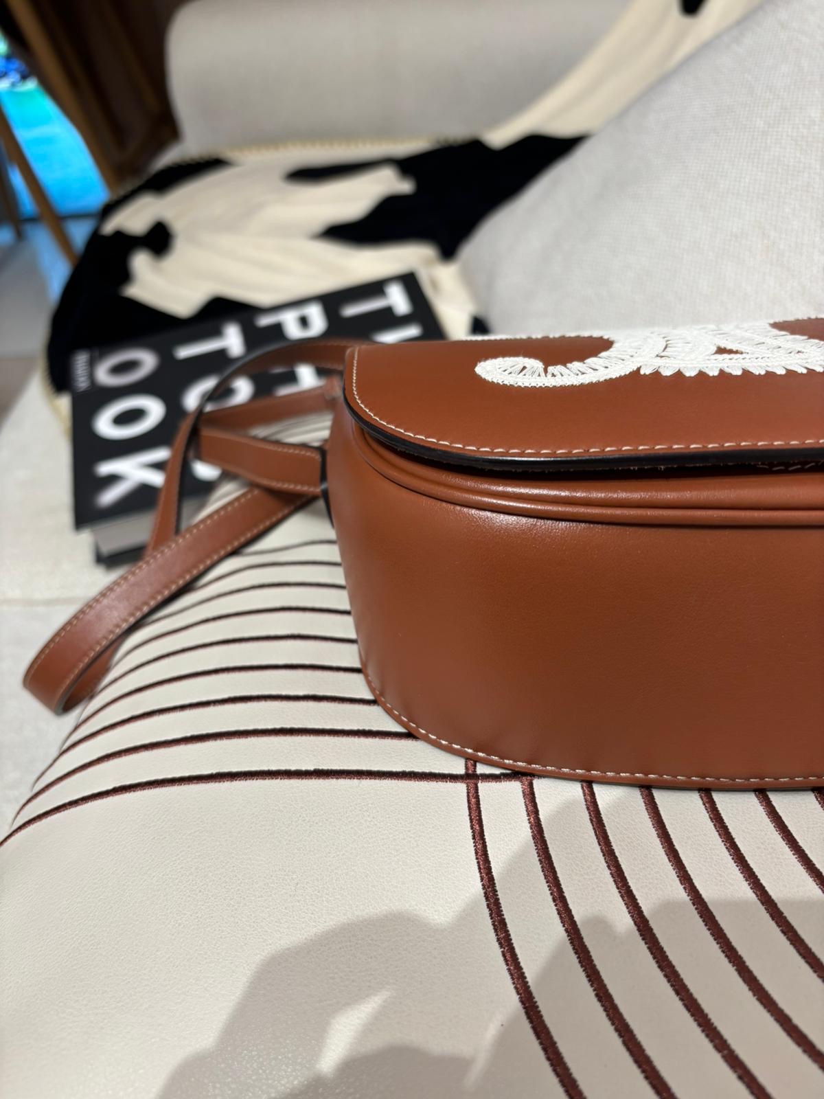 Celine Folco Cuir Triomphe 刺繡凱旋門logo 光滑牛皮革馬鞍包100%Authentic,98%new ✅dust bag ✅booklet   