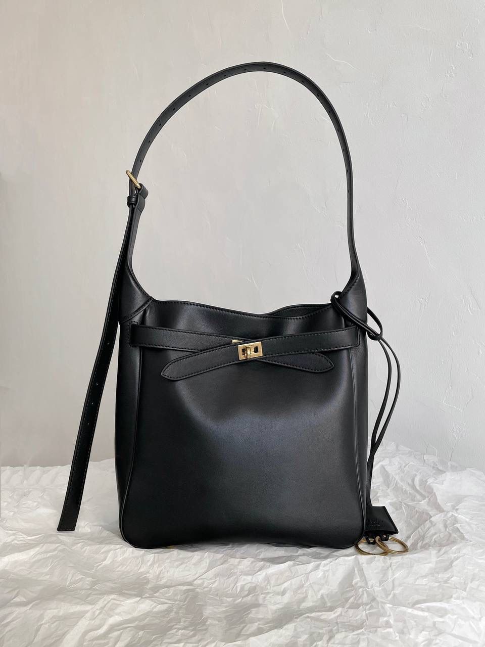 爆款🔥小号🖤 ba1enciaga bel air hobo桶包 beiair➕rodeo，大热当道 一整个系列都火爆了，一只比一只热门 半定型的水桶包超有态度 它的皮是有点厚度又软乎的 所以整个包都散发着慵懒和不羁的感觉 而且设计元素不拖沓繁琐 完全可以无脑搭配 现在的通勤人员也是吃得太好了吧 能有这么时髦的托特包来背！ 什么电脑水杯统统往里扔就对了 肩带可长可短，腋下背斜挎背都ok 两个尺寸任君选择，果断冲！！ 小号：26.9×25.9×9.9cm811018m 大号：43.9x39.8x14.9cm