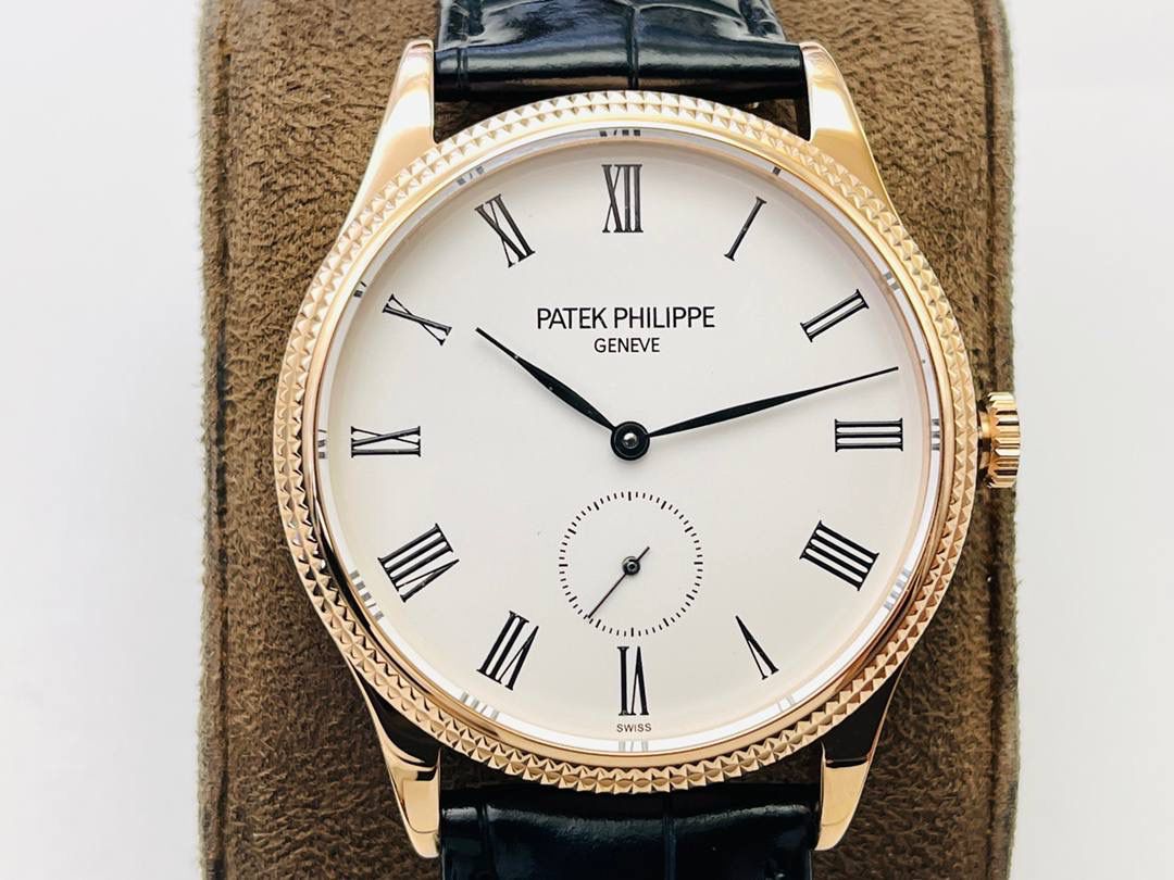 百达.翡丽-古典表系列——3919腕表震撼登场。🤩😍完美还原表中王者的独特质感和简约格调！细节升级如下： 1⃣️腕表尺寸39MM，尺寸数据完美吻合正品，佩戴轻便，还原正品体验。 2⃣️玻璃采用与原装一致的锅盖型穹顶玻璃，特镀有双层抗眩晕增透镀膜。 3⃣️表盘标识和指针的边沿全部采用手工润饰倒角，之后再采用镀铑工艺处理，确保光泽度和质感不亚于原装。 4⃣️机芯采用30-255 PS机芯机械！ 5⃣️表带经典意大利小牛皮表带，做工精致，包边细腻，尽显大牌风范，搭配原厂针扣。