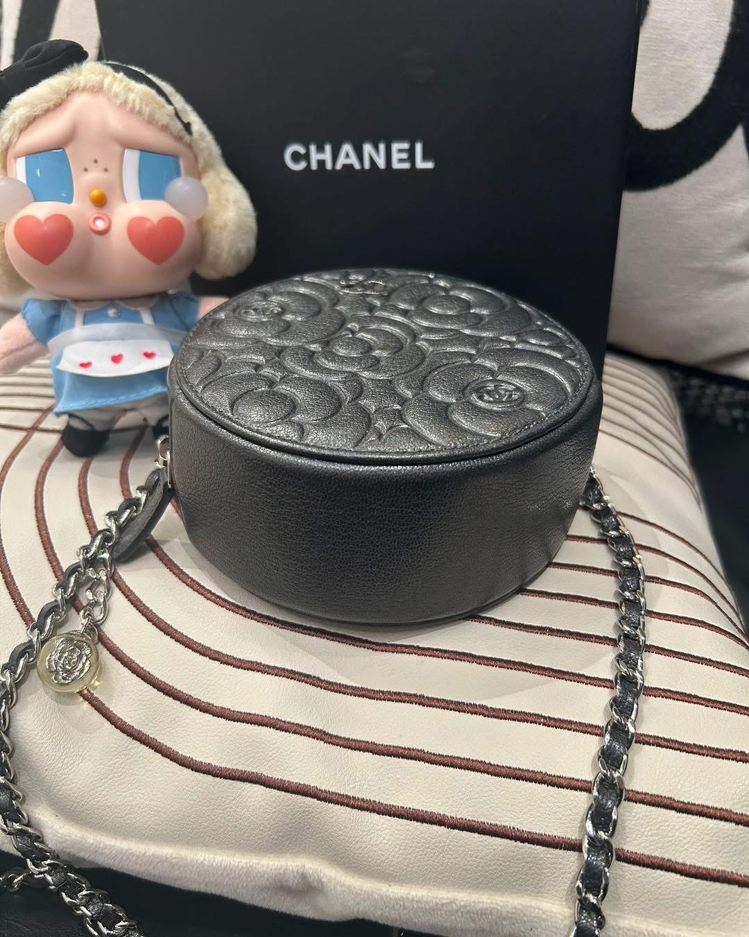 CHANEL ROUND BAG WITH CHAIN 山茶花荔枝牛皮圓餅 100%Authentic,98%new ✅CARD✅dust bag✅box 