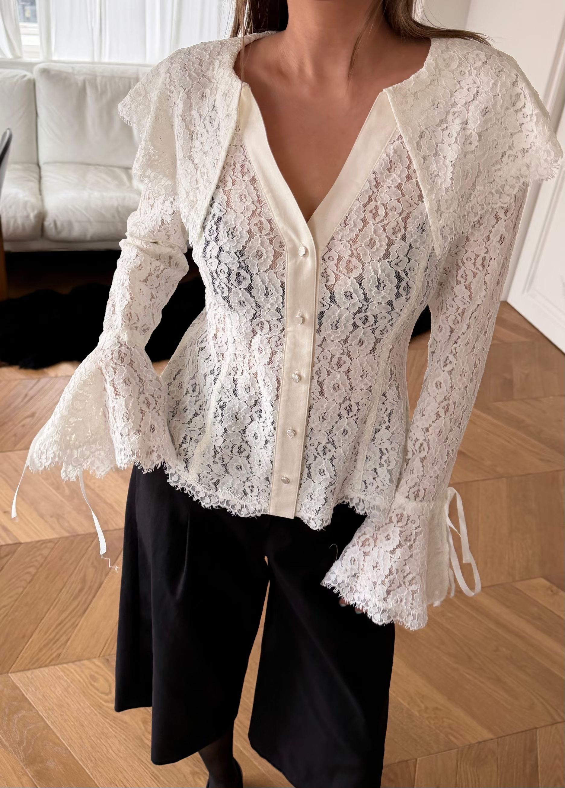 Feminine flared sleeves lace top (Ivory)