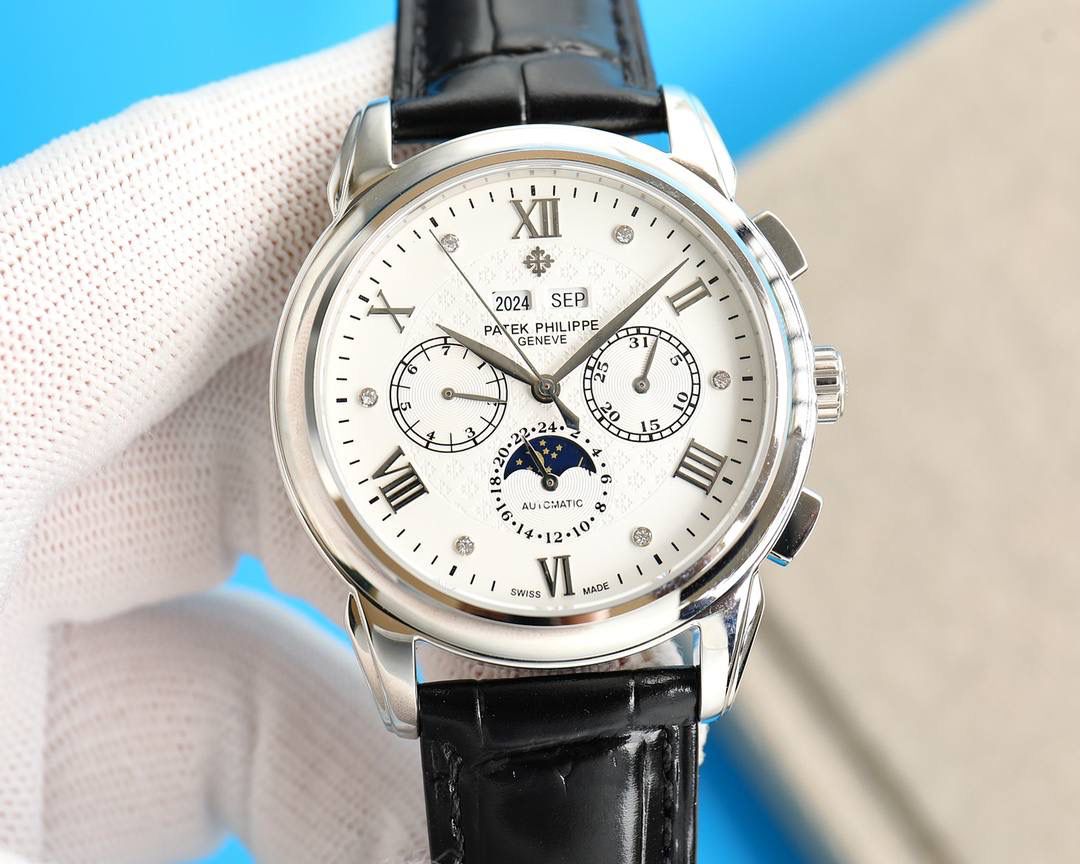 百达翡丽超级复杂功能计时系列！用心之作，细节方面： 1：团队历时两年多精心设计，不计成本，敢为人先，力求完美，克服重重难关，突破多层技术瓶颈，机芯型号为CH 29-535 升级版，质量稳定！ 2：尺寸41毫米，厚度11毫米！ 3：表壳为316L全钢镀纳米铂金表技术，更彰显高贵大气，表带搭配意大利头层小牛皮！更显大气上档次！你值得拥有！