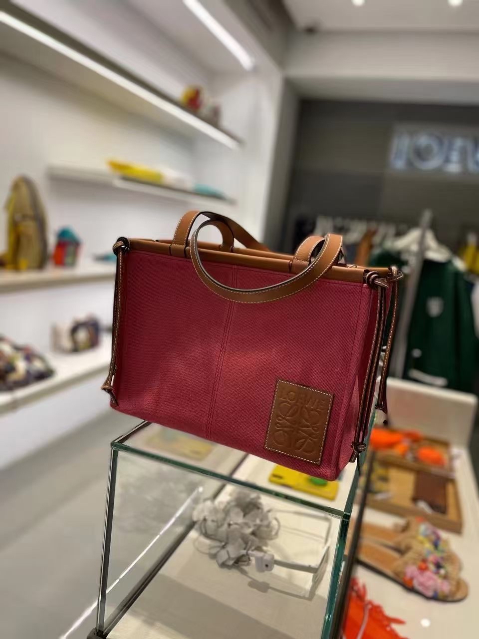 Loewe玫紅色Cushion Tote小號