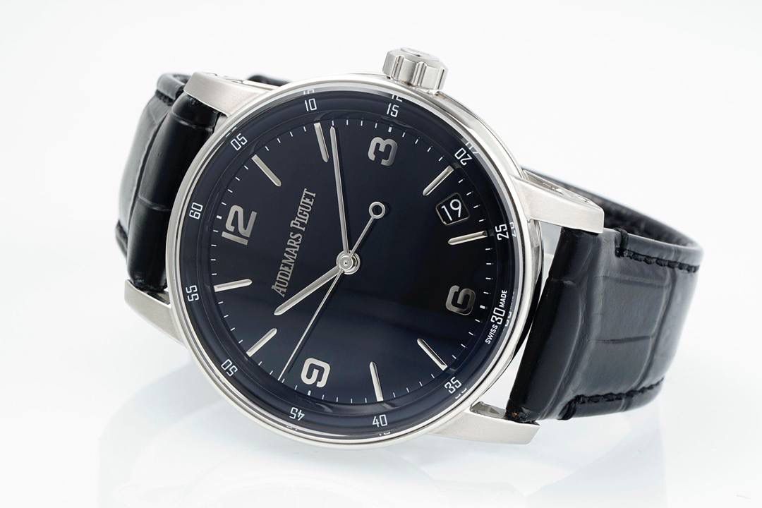 🚀新品CODE15210 系列 爱彼CODE 11.59系列蓝盘大三针自动上弦腕表，表壳直径为41毫米，这一尺寸的设定使得这枚腕表同时适合男士与女士佩戴。与此同时，表壳八角形与圆形融合的设计也让这一系列从一般的圆形表壳腕表中脱颖而出。 根据原版设计，圆形表壳内嵌入八边形中间件，镂空表耳顶部通过焊接固定于超薄表圈上，表耳底部巧妙地与表背构成完美衔接。表圈、表耳和表壳均经过缎面拉丝、斜面倒角与抛光处理。表壳厚度为10.7毫米，可以轻松的塞进衬衣的袖口中。💯🔥