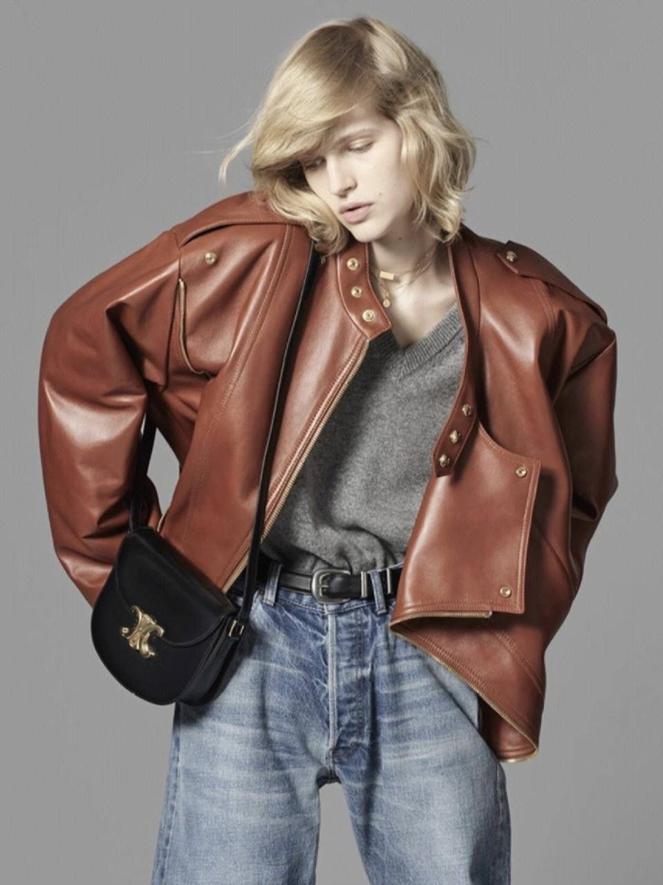 🔥大货实拍图 𝗖𝗘𝗟𝗜𝗡𝗘 ♥ 𝗧𝗘𝗘𝗡 𝗕𝗘𝗦𝗔𝗖𝗘肩带马鞍 型号：110413 尺寸：18.5*16*6cm 新款凯旋门马鞍包的材质是亮泽牛皮，包包本身就有高级的皮质光泽感，可斜挎也可单肩，我比较喜欢把带子收最紧单肩背，想可爱一点可以斜挎背都跟好看！🥰