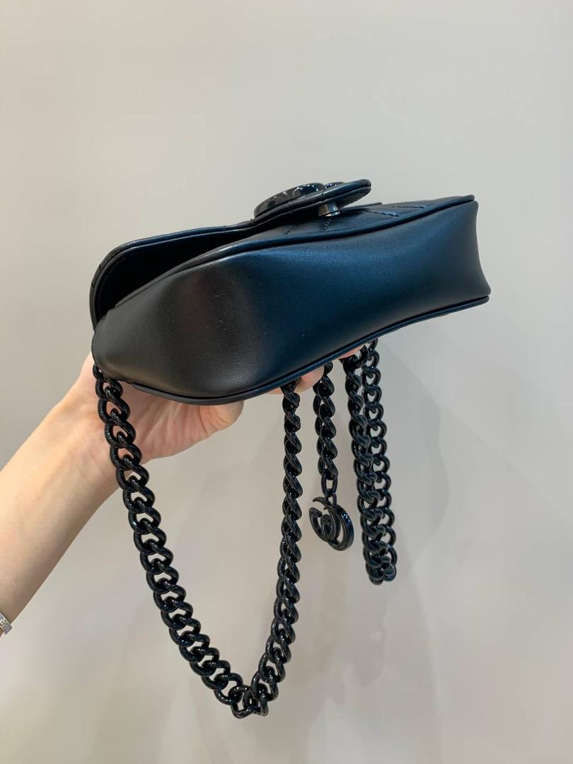 新背景实拍正品级 。马卡龙颜色：黑色❤️‍🩹 公认最百搭的颜色，黑树脂扣五金质感图片都可以感受的到，黑色给我的感觉更加又个性，酷炫风格，没想到黑色出来后真的有惊艳到我，不管皮料还是五金都是没得挑‼️ 型号699757；尺寸16.5/10/4.5cm