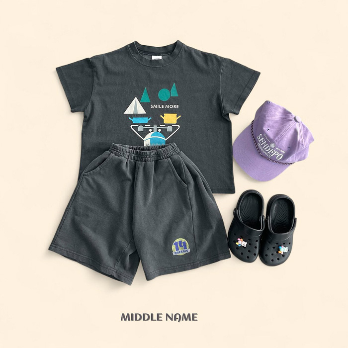 🇰🇷middle name tee