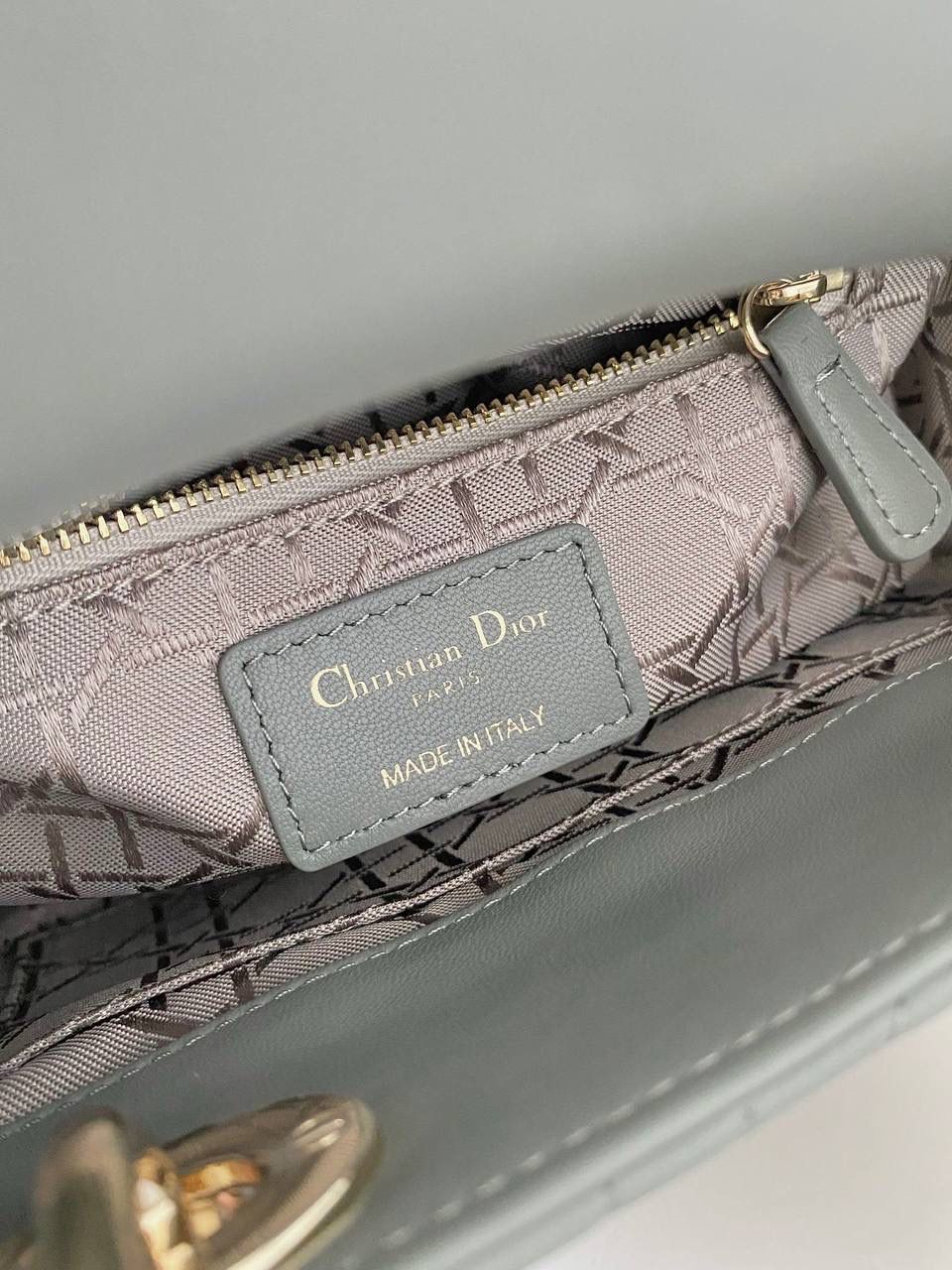 🈶岩石灰 𝗗𝗜𝗢𝗥 𝗟𝗮𝗱𝘆羊皮四格金扣 戴妃作为经典的代表，怎么买怎么对 特别手拎时会显得整个人非常温柔优雅 四格尺寸比三格更大气稳重，不后悔系列 我一直都推荐女生一定要有一只经典款 每个颜色都很好看，完全不需太纠结 进口原厂羊皮➕全钢五金，终极版 （配6个五金图案 全套包装） 20×16.5×8cm 4123m