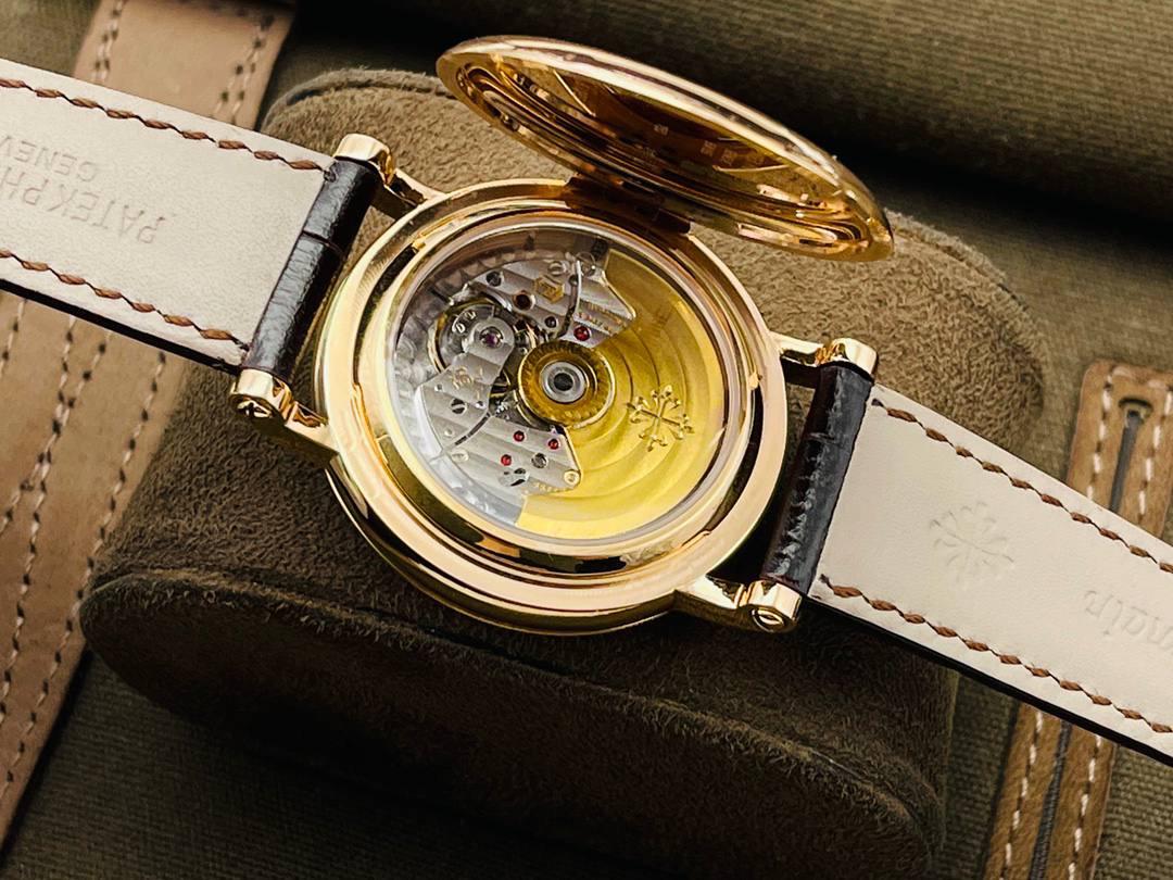 百达.翡丽古典5153系列腕表，儒雅而至！精彩细节：腕表尺寸38毫米，厚度10毫米！ 1⃣️表壳打磨：为了追求正品温润如玉的效果，ZF制表师精磨细造，慢工出细活。 2⃣️防尘盖与壳体的衔接机制，有媲美带正品一样的清脆手感。 3⃣️刻度和指针，采用最新的贵金属电镀工艺处理，效果更上一层楼。 4⃣️“锅盖型”微凸蓝宝表镜，版型与正品一致，效果通透，辨时清晰。 5⃣️贵金属钢印立体规范，清晰生动！ 6⃣️【引领一体机时代】采用定制版Cal.324一体机——更薄，更稳，更像。最重要的是仿真度直线上升了。 7⃣️【表带】经典意大利小牛皮表带，纹路清晰，质感好。搭配圈市面最顶级的百达翡丽灯笼表扣，通用原装无压力。