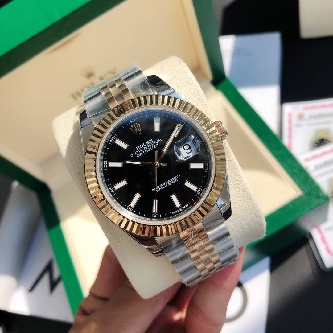 ROLEX- 劳力士日志型！男款41mm完美尺寸。女款36mm尺寸。真正的18K包真金，持GTC中国权威认证证书，百分百真金可验可查询！ 表壳采用劳力士特有的黄金钢（904L不锈钢和18K黄金的组合）材质。表冠采用三扣锁上链表冠，三扣锁上链表冠可以说是劳力士专为潜航者型研发的三重防水系统。三扣锁装置由10组不同零件组成，配置完成后仅需旋紧，即可让蚝式表壳完全密闭，坚固防护可媲美潜艇舱门。