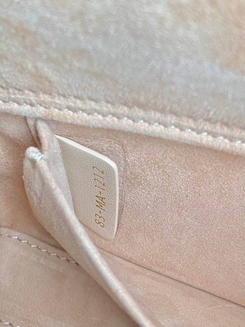 沙粉色小号🎀𝗗𝗶𝗼𝗿 𝗗-𝗝𝗼𝘆 𝗯𝗮𝗴羊皮2023款，新色 时尚果然就是轮回，回归了一把中古戴妃😍🌟 长方包形，短链条➕细长肩带直接封神！！ 复古时髦感超强，真是什么场合都可以把住 绝对是lady中的天花板了，强势出圈啦姐妹们 22.5×12×5.5cm