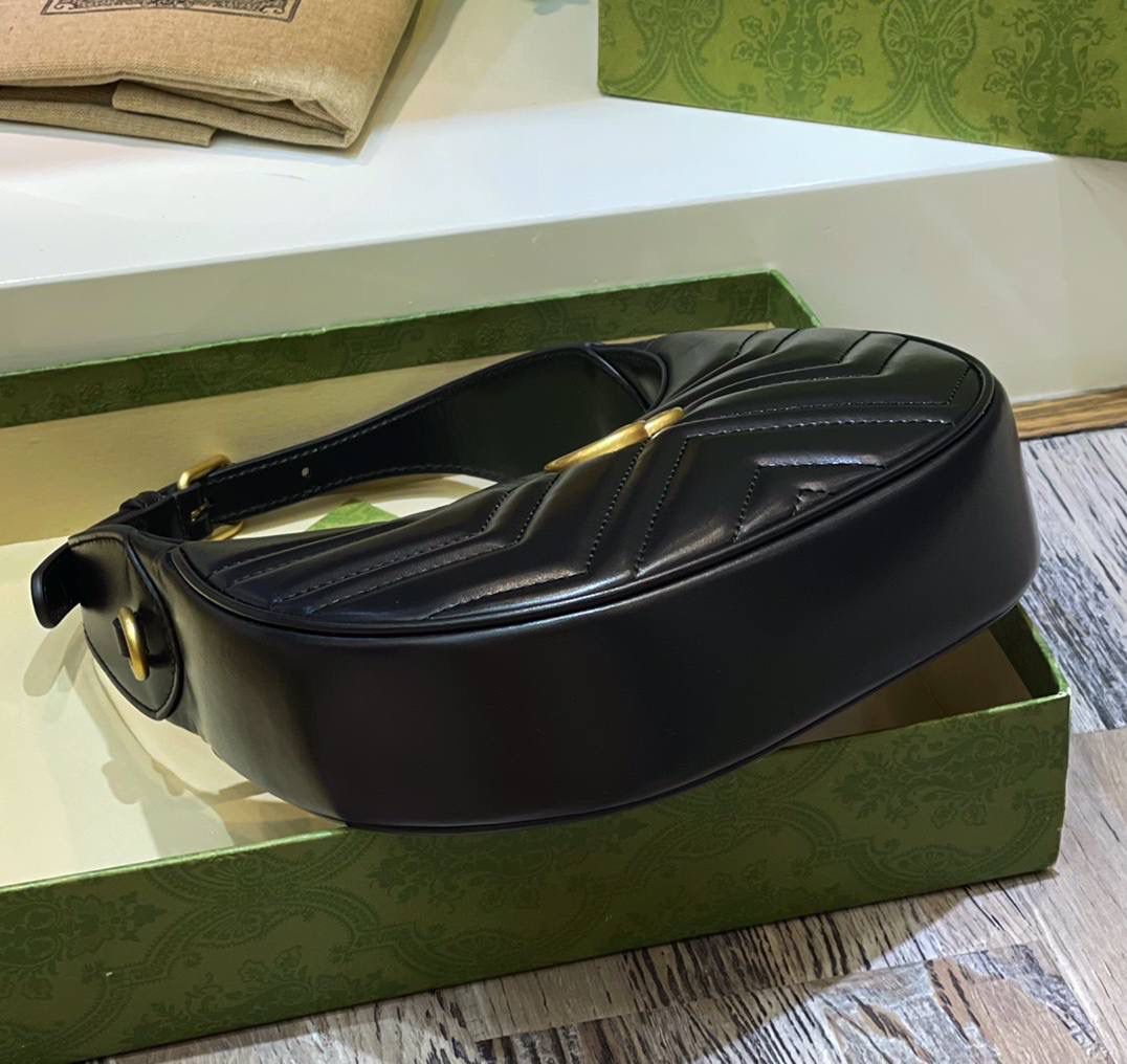 ✈️✈️✈️🔥𝐌𝐚𝐫𝐦𝐨𝐧𝐭系列半月包# ▫️型号：699514 ▫️尺寸：21.5*11*5cm 马尔蒙系列腋下包经典回归 四季热卖款，以月牙造型为特色，原厂牛皮立体绣花工艺饱满度很赞➕全铜五金❗️包包的轮廓很贴切身体的线条，可腋下手拎斜挎，性价比超高的一只.简直就是行走的种草机！